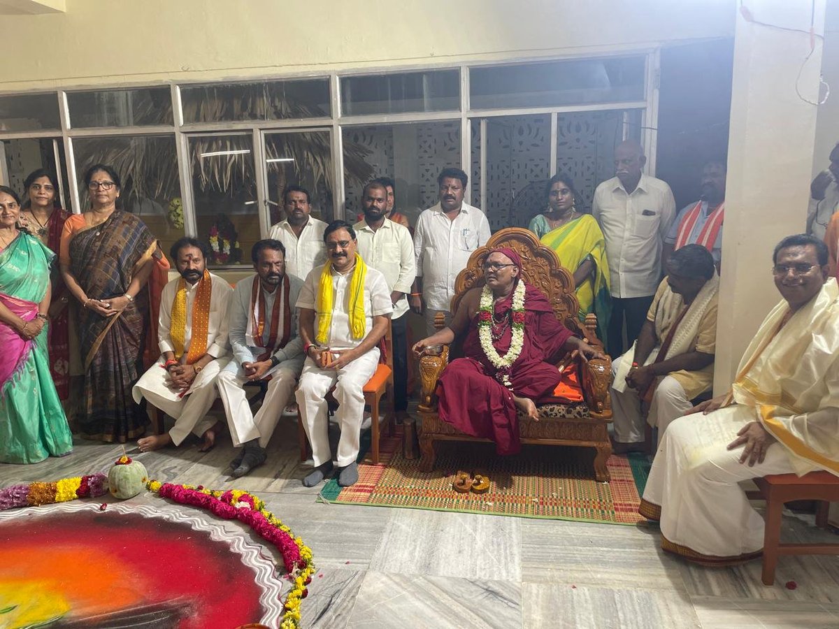 dileepkilaruadv's tweet photo. @BjpVarma @BJPMadhukarAP పాల్గొని అమ్మవారి పూజలో భాగస్వాములయ్యారు.
అమ్మవారి అనుగ్రహంతో ప్రజలందరికీ సుఖశాంతులు, ఆయురారోగ్యాలు, ఐశ్వర్యం, సర్వమంగళాలు కలగాలని ప్రార్థించాము.
శ్రీ రాజశ్యామల అమ్మవారి కృపాకటాక్షాలు అందరిపై ఎల్లప్పుడూ ఉండాలని కోరుకుంటున్నాను.
#SriRajashyamala #AnugrahaHomam #DivineBlessings https://t.co/bg0b1iUVxp