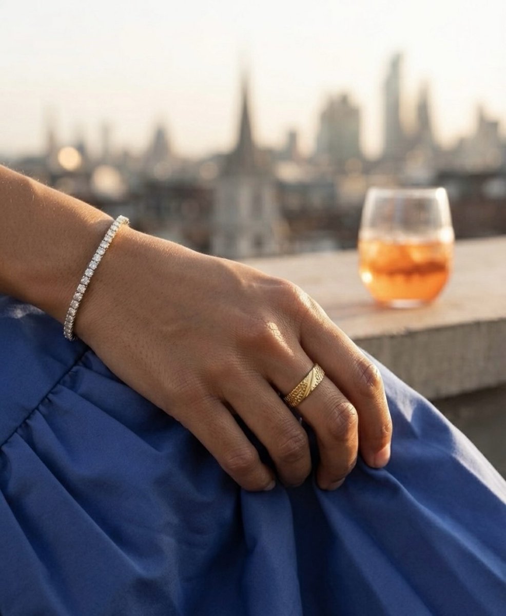 Fernanlp20's tweet photo. Golden hour has excellent taste. The Noor Tennis Bracelet catches the last light, because some details deserve a closer look. https://t.co/qwVgxlEvRu