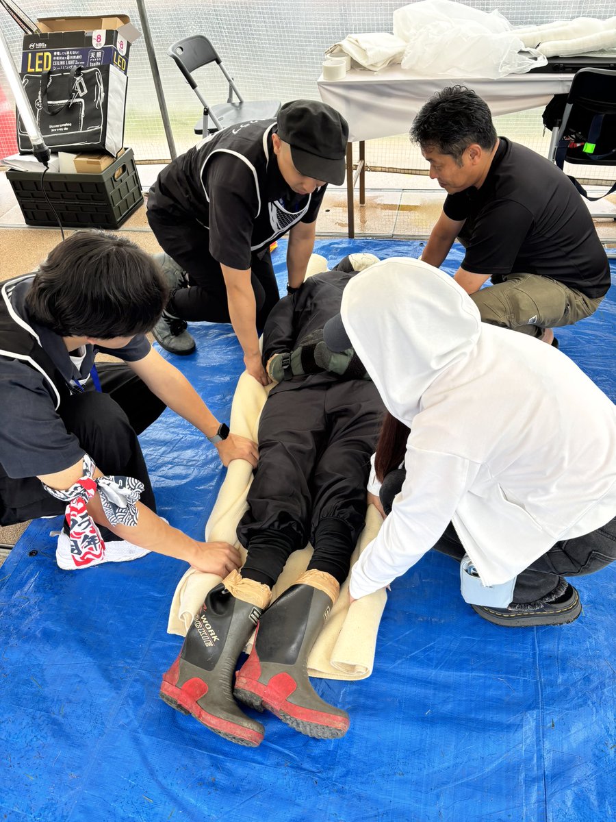akiiwahara's tweet photo. 応急担架体験ブースを担当🫡
多数の親子が体感し興味や知識を得て
いただき嬉しかったです！
炊き出し班の作る無料カレー
美味しくて大好評🍛
雨の中ご来場いただきました
お客様に感謝致します😃🙏✨

#情熱甲賀PR 
#情熱防災防犯フェス2026 
#情熱クラブ #甲賀市 
#情熱クラブ一般社団法人 https://t.co/wYJW7xPK0g