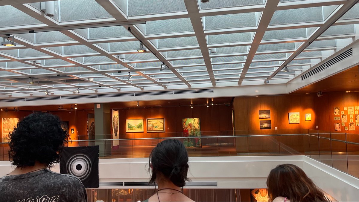 yw9eo's tweet photo. Esta foto que les tomé a mis amigos en el museo 🩷 https://t.co/5MA0qSQkdd