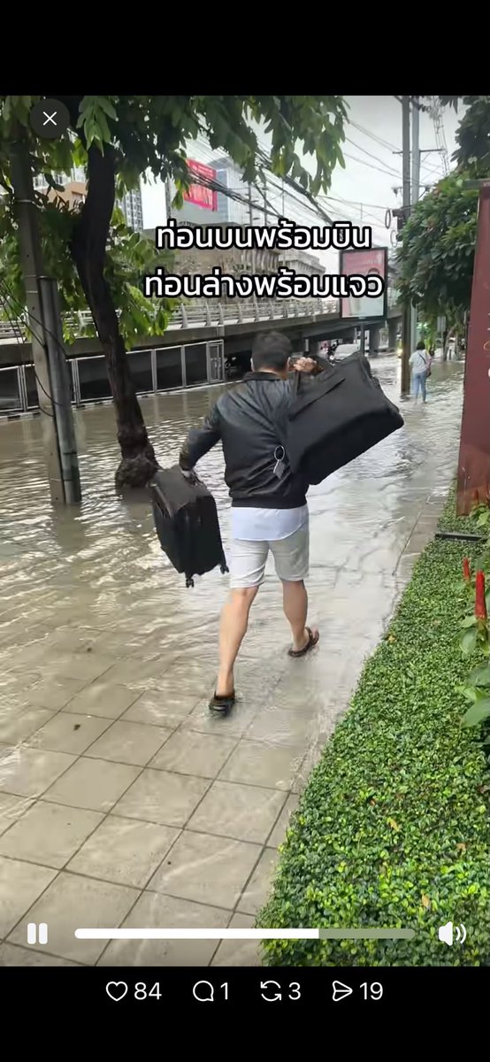 bongtao's tweet photo. แล้วเมื่อวานลูกเรือหลายคนเค้าสู้จริงนะ น้ำล้อมบ้านก็พยายามเอาตัวไปให้ถึงสนามบินให้ได้ เห็นลูกเรือ TG ที่ใส่ขาสั้นรองเท้าแตะ แบกกระเป๋าไปขึ้นรถไฟฟ้าไปทำงานอะ ค่อยไปเปลี่ยนชุดที่สนามบิน https://t.co/uuoJDHbhYO