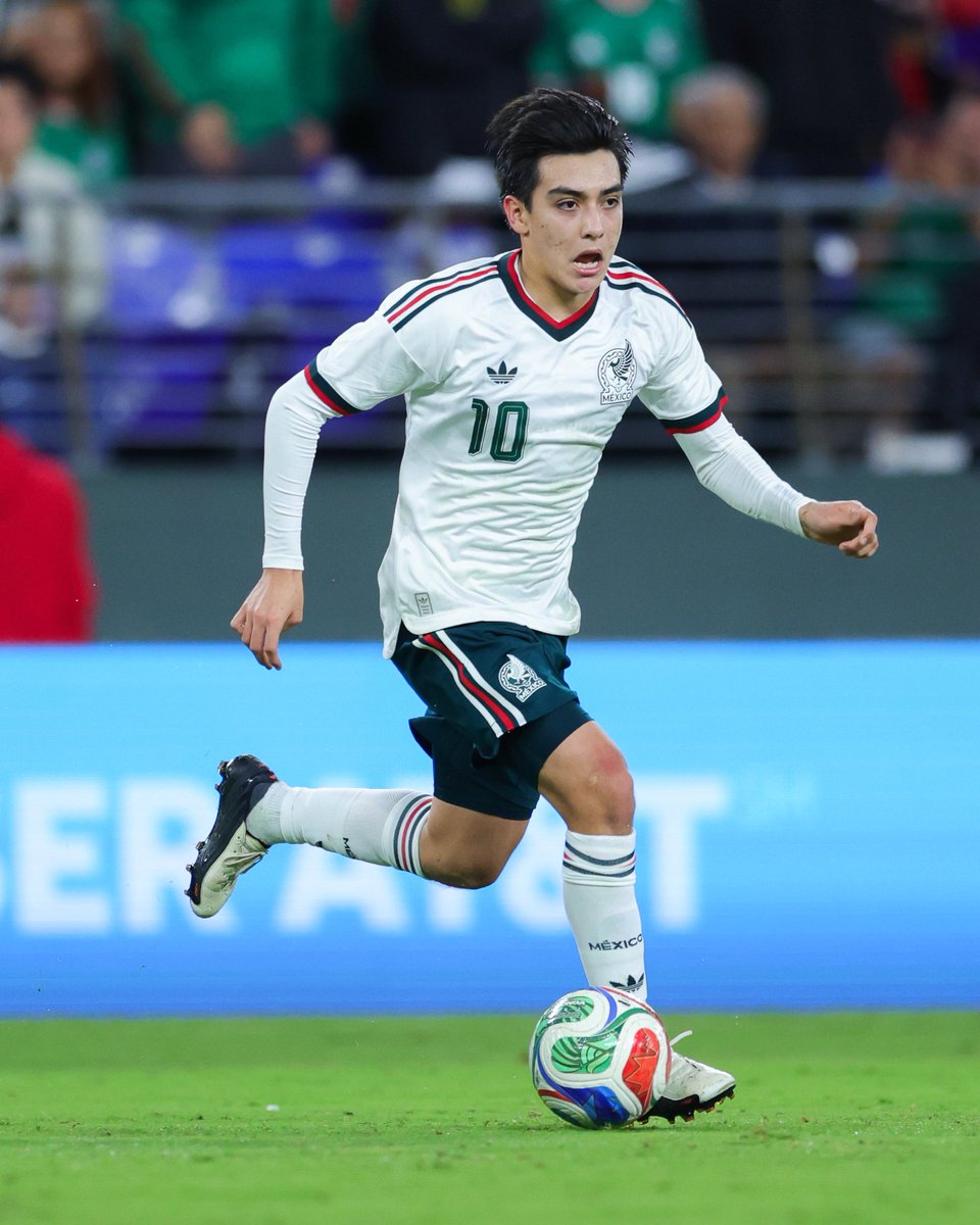 madrid_total2's tweet photo. Gilberto Mora:

• Más joven en debutar con México en la historia (16 años)

• Más joven en ganar un título internacional en la historia (rompió récord a Lamine Yamal y Pelé)

• Más joven en jugar un Mundial con México en la historia

• Más joven en marcar gol con México en la historia

Y seguro me faltan más cosas. INCRIEBLE.