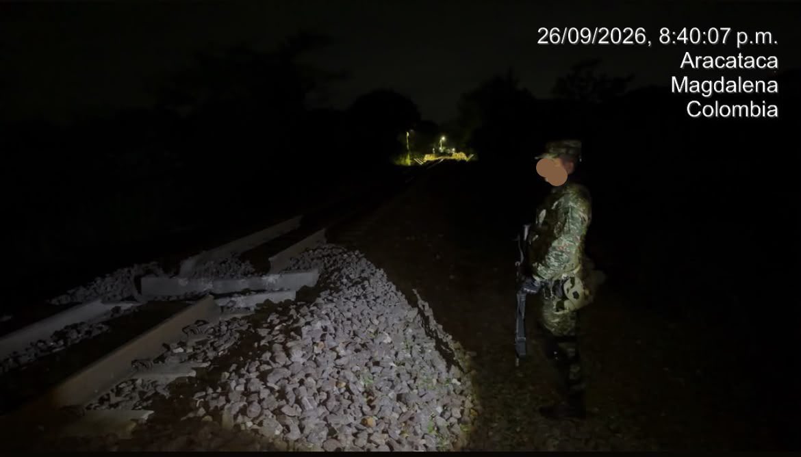 mmarguiguerra's tweet photo. Actualización 21:48 horas

Tras la verificación técnica en el lugar por parte del Ejército y la Policía, se precisa que los hechos registrados a las 19:10 horas sobre el PK 87+650 de la vía férrea en jurisdicción del municipio de Aracataca, en límites con Fundación.

Estamos en PMU permanente hasta esclarecer los hechos.

🟢 No se reportan heridos, solo daños materiales.
🟢 Red hospitalaria activa en prevención.

Llamamos a la comunidad a mantener la calma e informarse solo por canales oficiales.