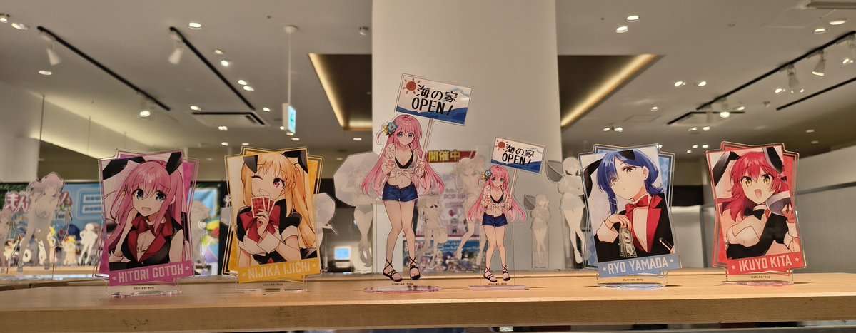 chocoranpan's tweet photo. アベノラクバスのきららサマーフェスティバル2026へ🌊🏖️
展示のアクスタがどの作品も最高すぎて📸
めぐねえ最高過ぎんか…👙
今週はついにきらら&amp;FUZストアもオープンするのでそちらも見に行きたいと思います🔥
#まんがタイムきらら #がっこうぐらし
#ぼっちざろっく https://t.co/dKjLciALyI