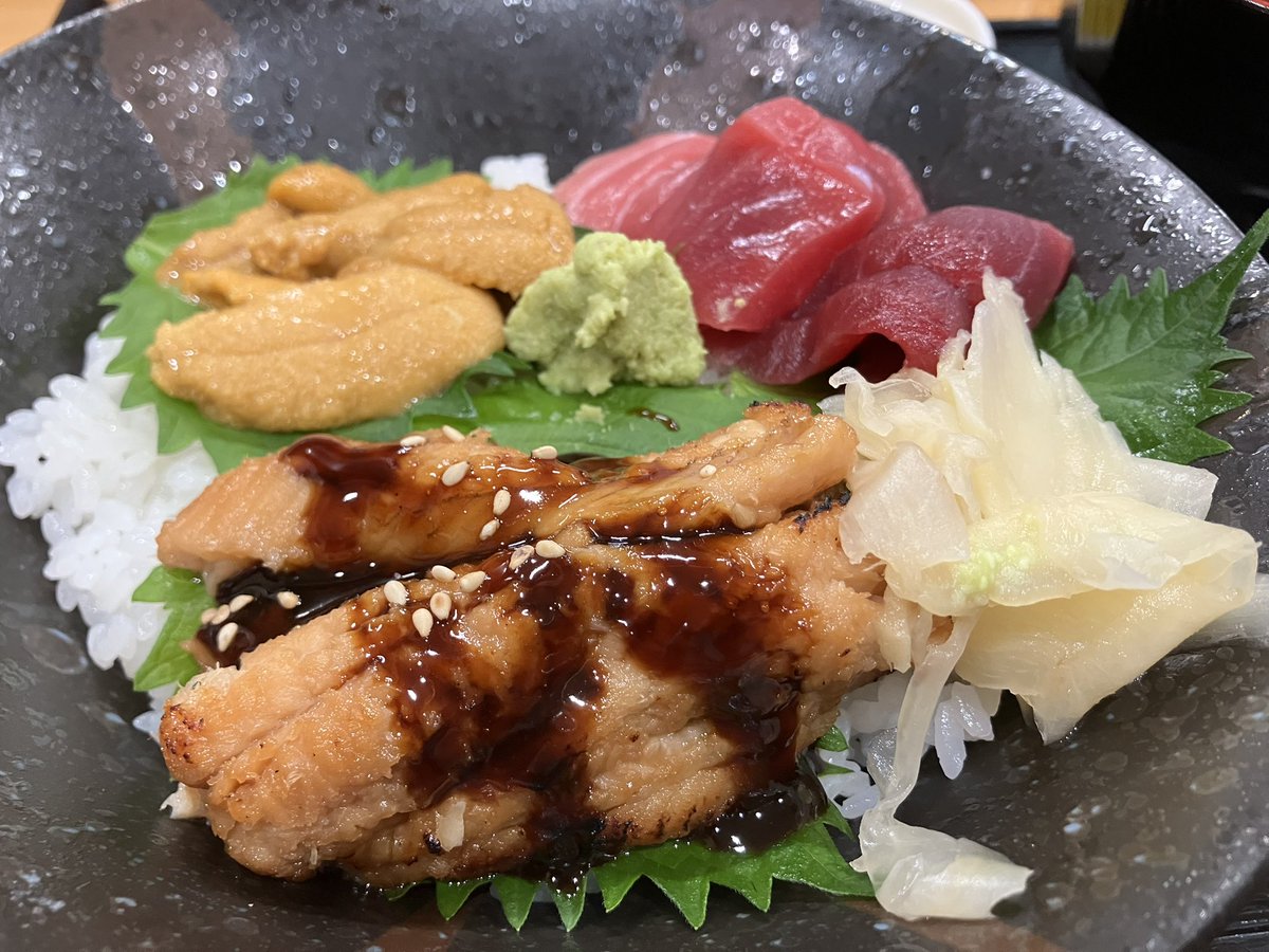 miyateken's tweet photo. ふふふふふウニ穴子マグロ丼¥2500。 https://t.co/LtqizEsX2w