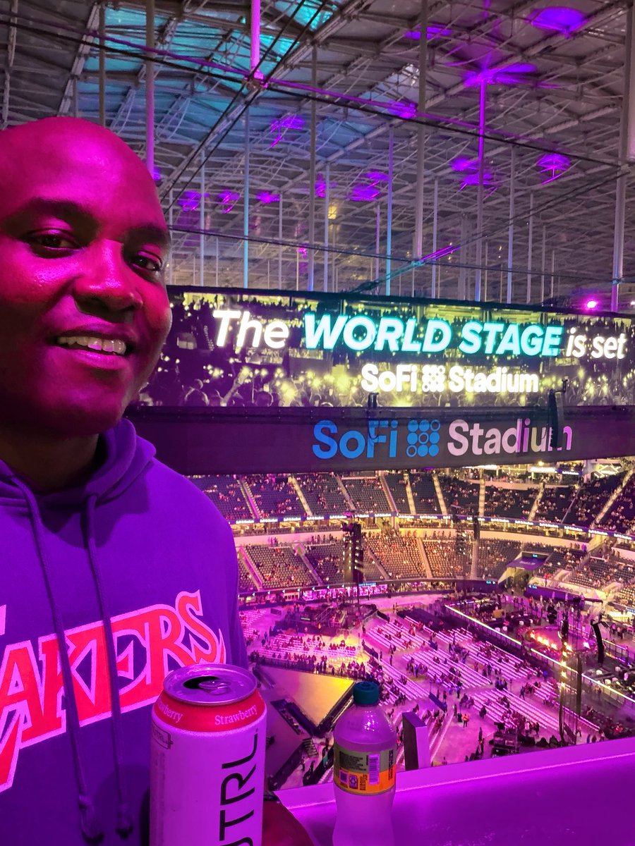 justcallmerock's tweet photo. At SoFi Stadium tonight for Day 2 of @chrisbrown &amp; @Usher in LA 🎵🎤🔥. The WORLD STAGE 🌎 is set… https://t.co/dwj5UMLKCn