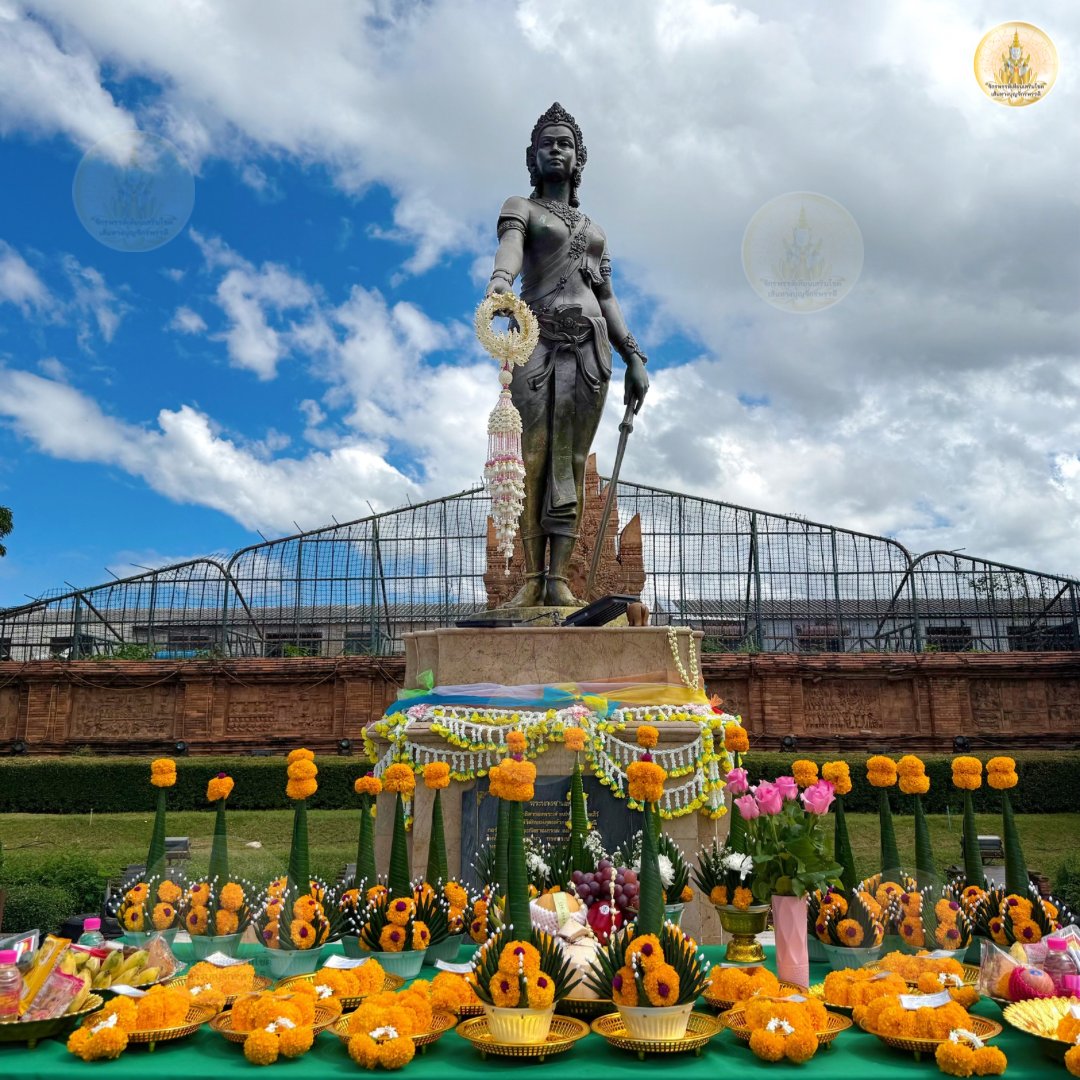 chakkraphat_KD's tweet photo. 🙏 วันพระ 12 เป็ง | 26 กันยายน 2569
สะพานบุญรอบนี้ ร่วมทำบุญหลายรายการในวันเดียว
🍚 ตานขันข้าวชุดใหญ่
อุทิศบุญให้บรรพบุรุษและญาติผู้ล่วงลับ ตามคติความเชื่อของชาวล้านนา
🙏 กราบขอพรพระรอด ณ วัดมหาวัน
ตามความเชื่อเรื่องความรอดพ้น แคล้วคลาด และผ่านพ้นอุปสรรค
🌿 ร่วมประเพณีสลากย้อม ณ วัดพระธาตุหริภุญชัย
นำชื่อและเจตนาของผู้ร่วมบุญเข้าร่วมในประเพณี พร้อมตั้งจิตอธิษฐานให��แต่ละท่าน
👑 กราบสักการะพระนางจามเทวี
ระลึกถึงพระเกียรติคุณ และตั้งจิตขอความเป็นสิริมงคลแก่ชีวิต
🧺 ถวายผ้าอาบน้ำฝน
ถวายสิ่งจำเป็นแก่พระสงฆ์ เป็นการเกื้อกูลและทำนุบำรุงพระพุทธศาสนา ตามความเชื่อเรื่องความร่มเย็นและความเจริญ
ขอให้บุญที่ทุกท่านร่วมสร้างในครั้งนี้ เป็นกำลังใจให้ชีวิตร่มเย็น การงานราบรื่น การเงินคล่องตัว และมีสติผ่านพ้นอุปสรรคต่าง ๆ ไปได้ค่ะ 🙏
ขอบพระคุณที่ไว้วางใจให้ จักรพรรดิเป็นสะพานบุญตลอดเดือนกันยายน
ตุลาคมนี้พบกับโปรแกรมบุญที่เชื่อมโยงกับประเพณีและวิถีบุญในช่วงออกพรรษา รวมถึงกิจกรรมสำคัญในวันออกพรรษา 26 ตุลาคม และบุญต่อเนื่องหลังจากนั้นค่ะ
#จักรพรรดิสะพานบุญ