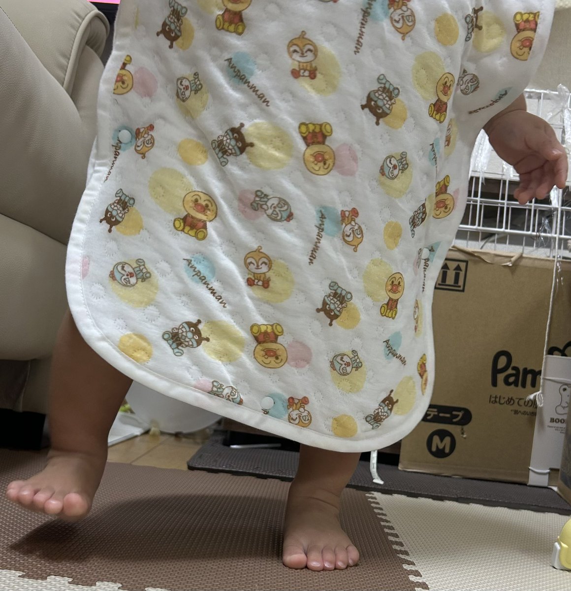 masami0708's tweet photo. 少し前から、娘の洗い替え用のスリーパーにアンパンマン柄を導入してみました🍞

裾からちょこんと出ている足がかわいくて、つい眺めてしまいます

この短い足も、きっと今のうちだと思うと、何気ない姿も写真に残しておきたくなります☺️ https://t.co/HAP8jDkNWu