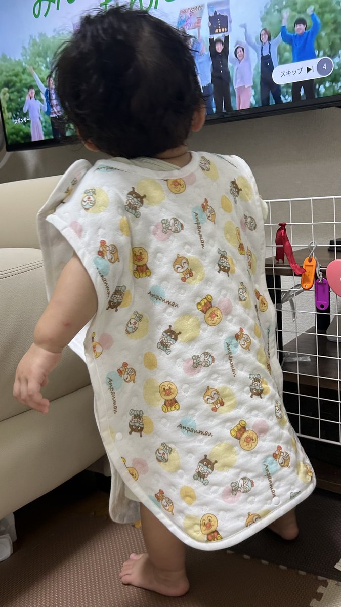 masami0708's tweet photo. 少し前から、娘の洗い替え用のスリーパーにアンパンマン柄を導入してみました🍞

裾からちょこんと出ている足がかわいくて、つい眺めてしまいます

この短い足も、きっと今のうちだと思うと、何気ない姿も写真に残しておきたくなります☺️ https://t.co/HAP8jDkNWu