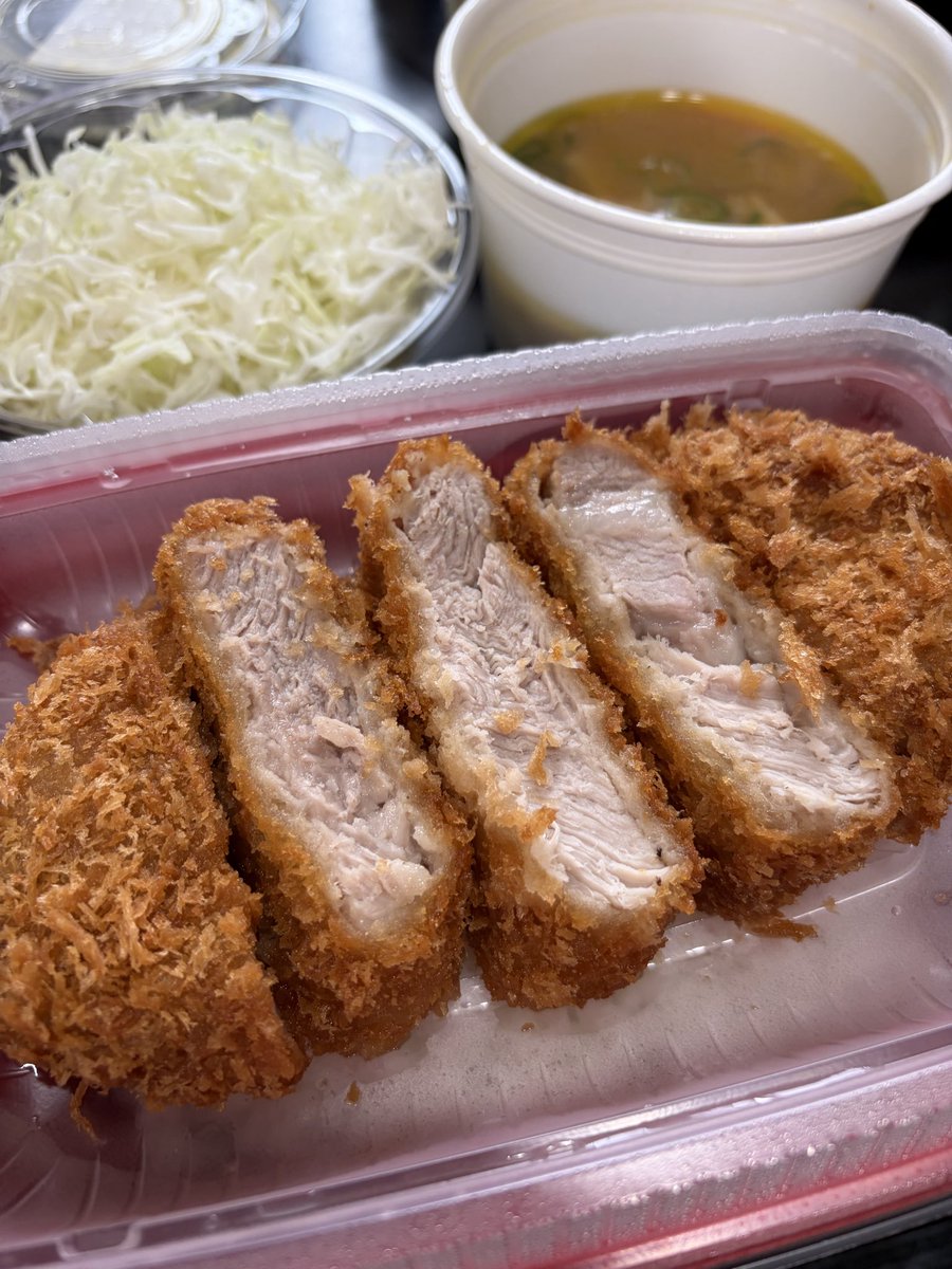 chi_bebe_chi's tweet photo. 本日は千秋楽ですが、それと同時に私の母の67歳の誕生日でもあります。
お誕生日おめでとうございます☆☆☆
身体に気をつけていつまでも元気でいてくださいませ。
ちょこっとご飯代振り込んでおきます…。
息子は東京の空の下、うーばしたとんかつを食べます…。 https://t.co/CtgUzhfFhk