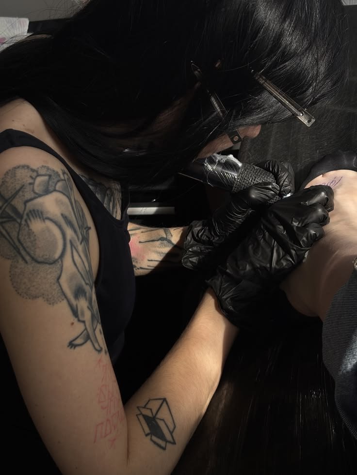 calotropic's tweet photo. 1a sessão da tatuagem com 8h e ainda precisa pintar, muita exaustão física e mental, enfim #sabadou https://t.co/tDKk4o7l5I