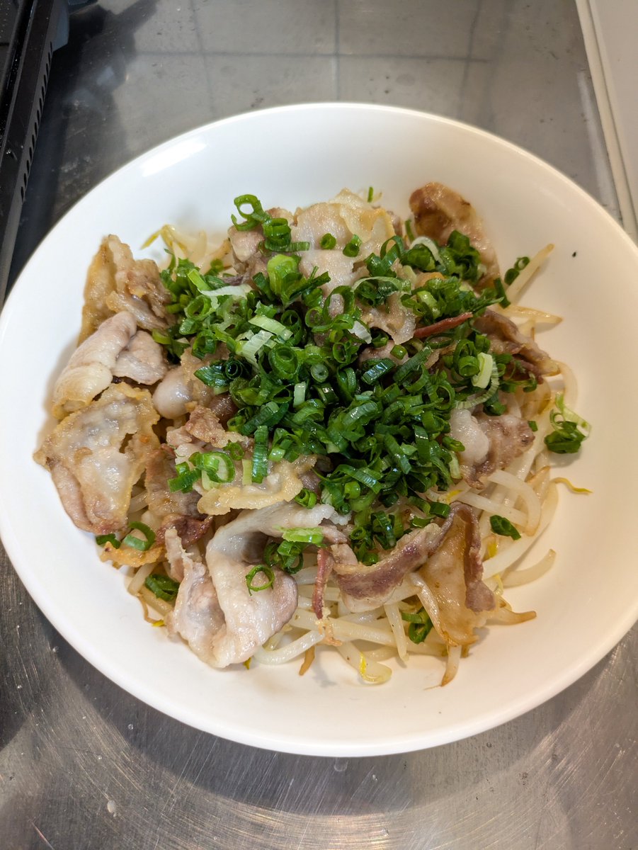 kakkasanp's tweet photo. 今回もライフ食堂の紹介レシピ作った。
「豚バラもやしポン酢」のつもりだったけどポン酢なくて焼肉のタレで食べた。
カリカリ豚バラがまあ美味い

#伊東ライフ

https://t.co/emYz6HVWFQ https://t.co/h3rmBKN5e2