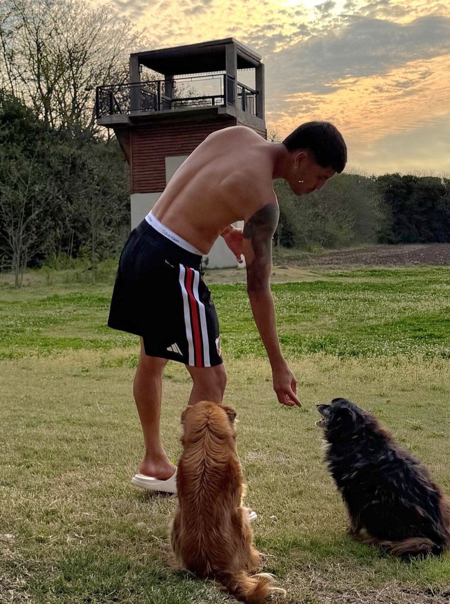 Aguama255's tweet photo. QUÉ HACES CON SHORTCITO DE RIVER Y ENCUERADO EXEQUIEL ALEJANDRO PALACIOS? ME QUERES MATAR?? https://t.co/iExlfl5rP5