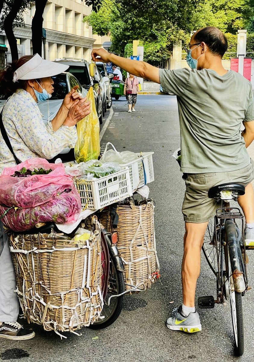 idongmi92480160's tweet photo. Shoutout to the street vendor who stands straight to serve the crowd, a warm smile never hiding his slightly limp from a past injury—he’s the most sincere soul here. https://t.co/1P5bNAHsxy