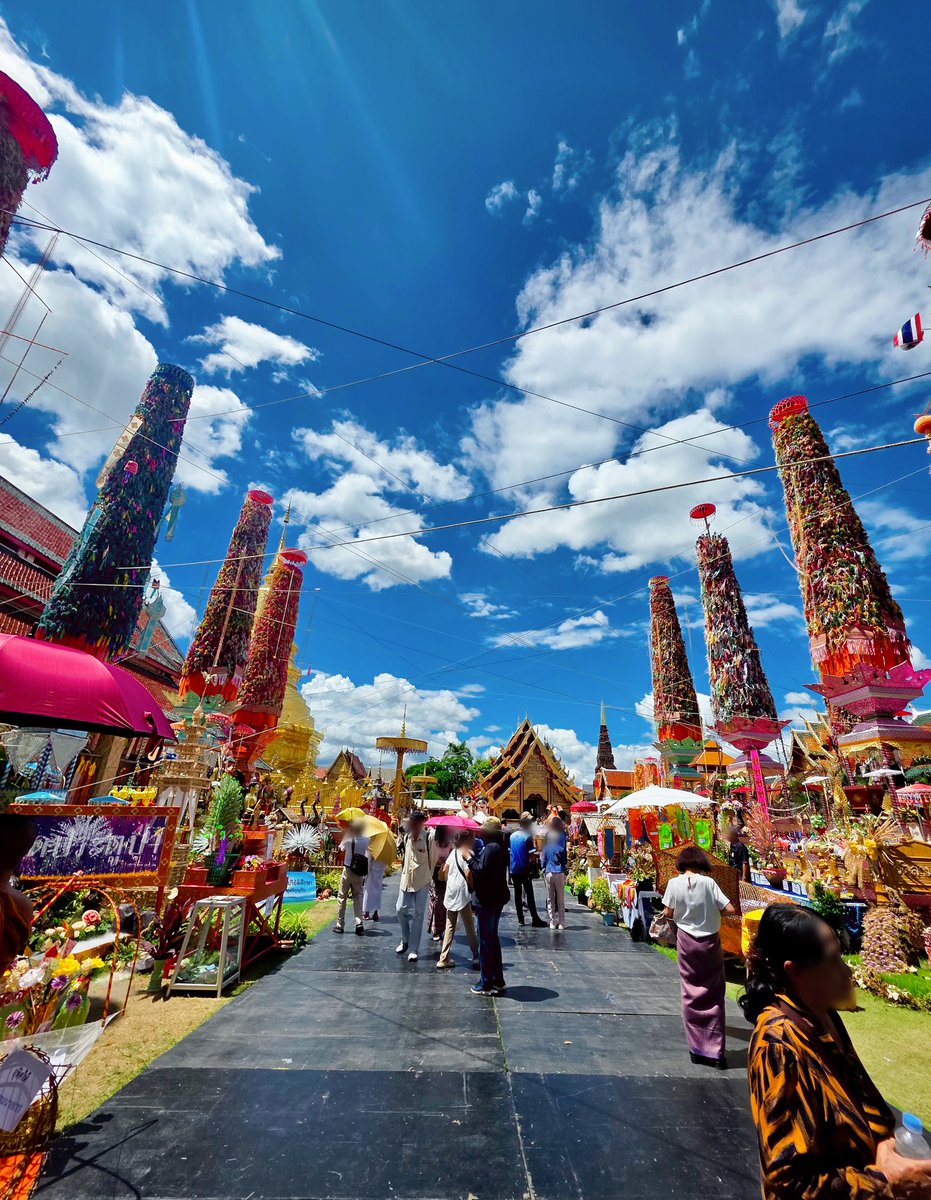 chakkraphat_KD's tweet photo. 🙏 วันพระ 12 เป็ง | 26 กันยายน 2569
สะพานบุญรอบนี้ ร่วมทำบุญหลายรายการในวันเดียว
🍚 ตานขันข้าวชุดใหญ่
อุทิศบุญให้บรรพบุรุษและญาติผู้ล่วงลับ ตามคติความเชื่อของชาวล้านนา
🙏 กราบขอพรพระรอด ณ วัดมหาวัน
ตามความเชื่อเรื่องความรอดพ้น แคล้วคลาด และผ่านพ้นอุปสรรค
🌿 ร่วมประเพณีสลากย้อม ณ วัดพระธาตุหริภุญชัย
นำชื่อและเจตนาของผู้ร่วมบุญเข้าร่วมในประเพณี พร้อมตั้งจิตอธิษฐานให��แต่ละท่าน
👑 กราบสักการะพระนางจามเทวี
ระลึกถึงพระเกียรติคุณ และตั้งจิตขอความเป็นสิริมงคลแก่ชีวิต
🧺 ถวายผ้าอาบน้ำฝน
ถวายสิ่งจำเป็นแก่พระสงฆ์ เป็นการเกื้อกูลและทำนุบำรุงพระพุทธศาสนา ตามความเชื่อเรื่องความร่มเย็นและความเจริญ
ขอให้บุญที่ทุกท่านร่วมสร้างในครั้งนี้ เป็นกำลังใจให้ชีวิตร่มเย็น การงานราบรื่น การเงินคล่องตัว และมีสติผ่านพ้นอุปสรรคต่าง ๆ ไปได้ค่ะ 🙏
ขอบพระคุณที่ไว้วางใจให้ จักรพรรดิเป็นสะพานบุญตลอดเดือนกันยายน
ตุลาคมนี้พบกับโปรแกรมบุญที่เชื่อมโยงกับประเพณีและวิถีบุญในช่วงออกพรรษา รวมถึงกิจกรรมสำคัญในวันออกพรรษา 26 ตุลาคม และบุญต่อเนื่องหลังจากนั้นค่ะ
#จักรพรรดิสะพานบุญ