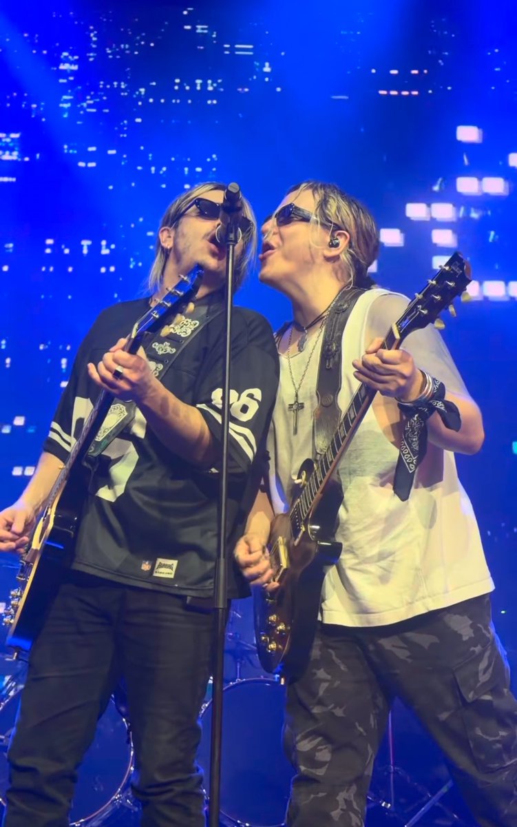 Cotisossa's tweet photo. Amo su complicidad. Los amo a ellos eternamente https://t.co/QuI2k78v96