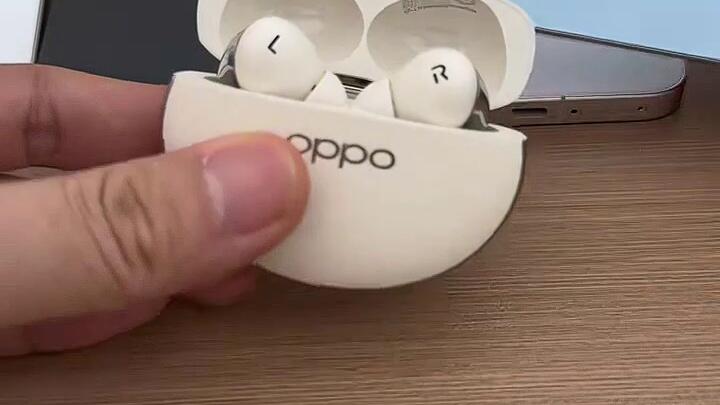 LindsyKongoi2's tweet photo. Just unboxed my new wireless earbuds! The sound quality is chef’s kiss and they fit like a glove—game changer for my morning runs ， https://t.co/UdlJqwMzxM