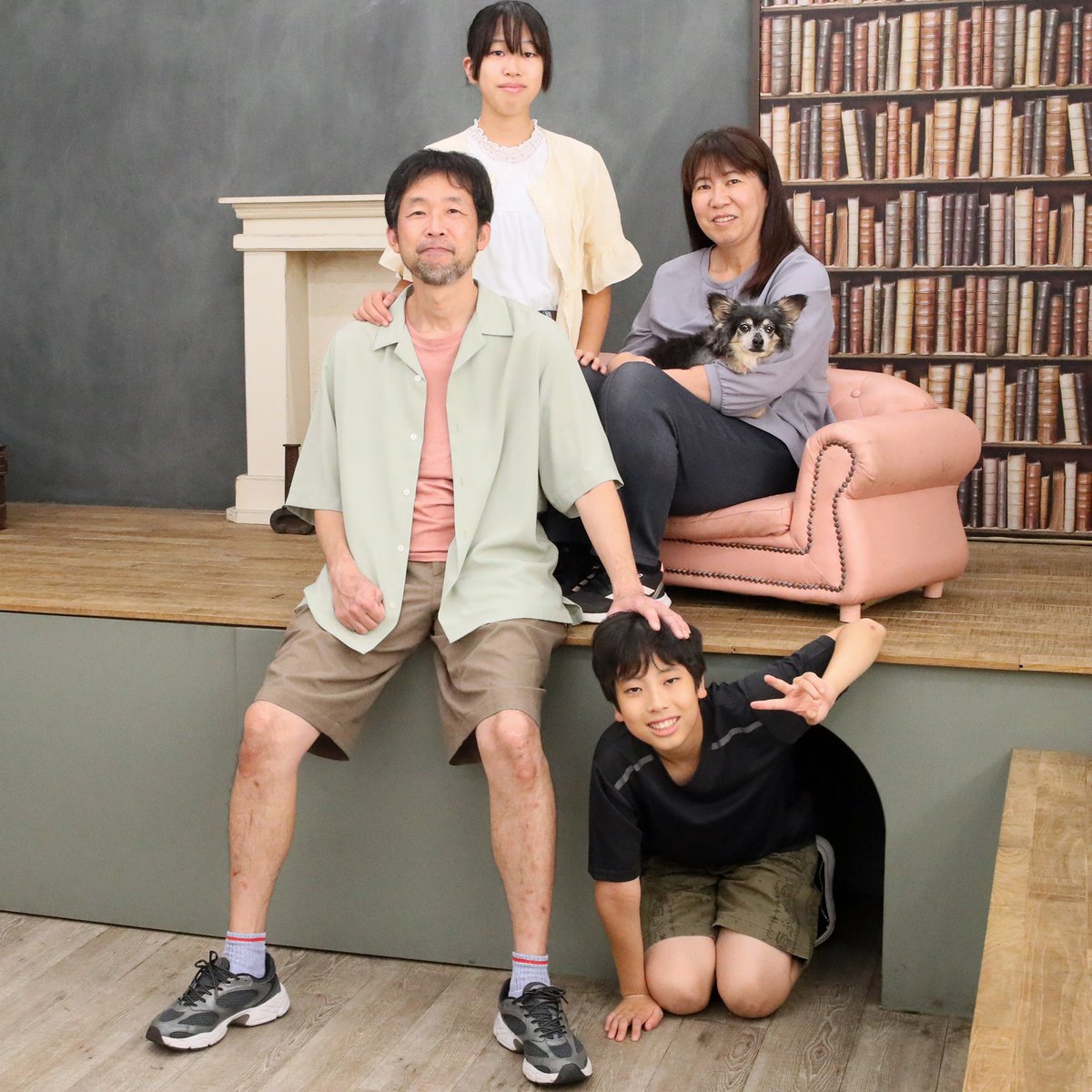studiodogrun's tweet photo. １６才のお誕生日記念は
家族の写真
＊家族４人とご愛犬を１枚の写真に収めて・・・
１６回目　一度も欠けること無く毎年・・
撮り続けさせて頂いた　嬉しさと　ありがたさ。
来年も、また！
今しか出来ない事がある
今しか撮れない写真がある https://t.co/qSlenPMR1E