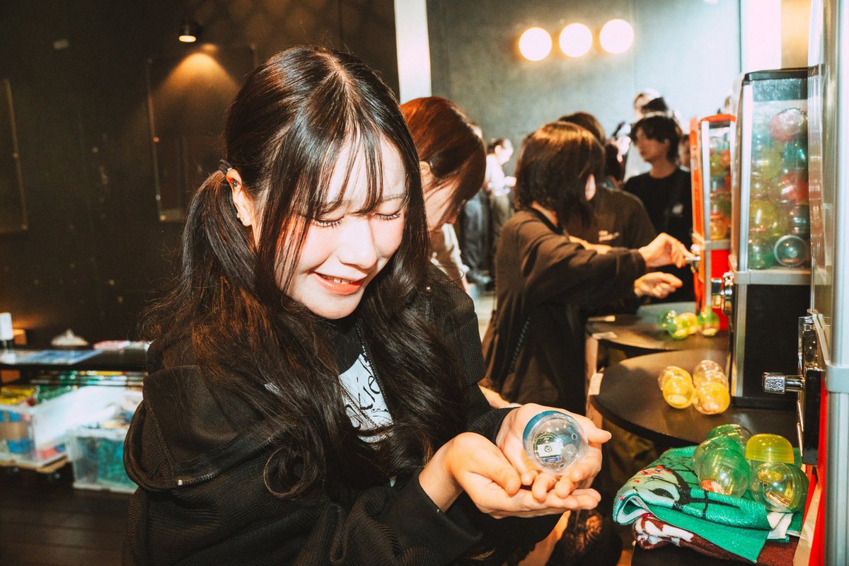 tokyo__calling's tweet photo. 【盛り上がってます‼️】

リストバンド交換所にある
ガチャガチャが盛り上がっております👀‼️

ガチャガチャ参加者の交流用のハッシュタグを作成しましたので
#トーキョーコーリングガチャ部
を呟いて、もっと盛り上げていきましょう🙌

#tokyocalling
#トーキョーコーリング

photo by (@_gmng_ ) https://t.co/2KeISkASOn