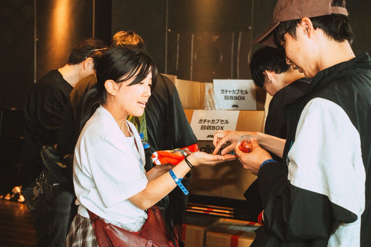 tokyo__calling's tweet photo. 【盛り上がってます‼️】

リストバンド交換所にある
ガチャガチャが盛り上がっております👀‼️

ガチャガチャ参加者の交流用のハッシュタグを作成しましたので
#トーキョーコーリングガチャ部
を呟いて、もっと盛り上げていきましょう🙌

#tokyocalling
#トーキョーコーリング

photo by (@_gmng_ ) https://t.co/2KeISkASOn