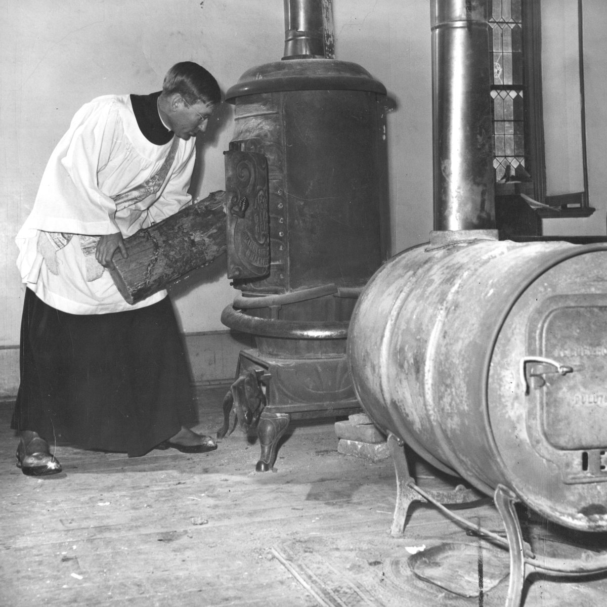 vincempls's tweet photo. In the 19th and early 20th centuries, heating in most American homes, schools and businesses required trips down to the basement to manually stoke and adjust a furnace or stove. Innovations that originated here in Minnesota would change all that. 1/7 https://t.co/FEPbGdzsme