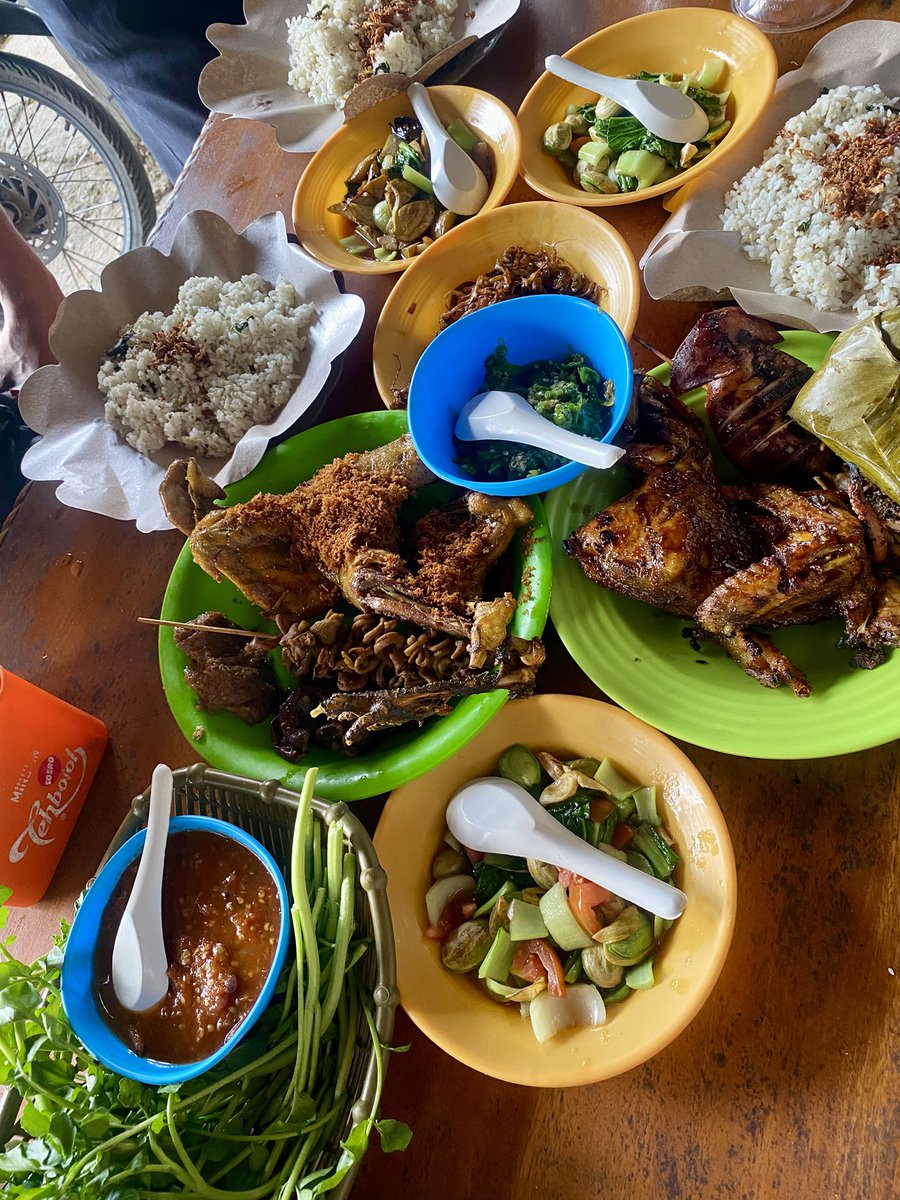 karinapertama's tweet photo. Rezeki banget punya bestot mode eceu eceu teh 😭🫶🏻 dwarrrr makan warung inul ! Ga expect enak banget gilakk !! Semoga teman-temanku selalu dilimpahkan banyak rezekii Aamiin https://t.co/agRpLW1QaX