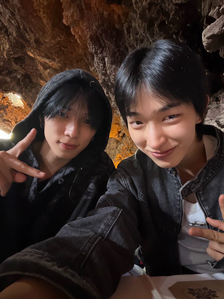 tomoyazone's tweet photo. TOMOYA AND SO GEON BOUGHT HATS TOGETHER!!! https://t.co/GleiTaS3y8