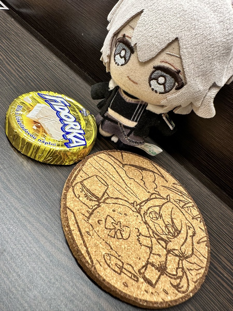 Thurisalgiz's tweet photo. ちびししろんが、ねぽらぼファンの皆さんのためにチェコからお土産を持ってきました！昨日まだ受け取っていない方は、ぜひ気軽に声をかけてくださいね。SSRBの法被（はっぴ）を着て、緑のSSRBバンダナを身につけた背の高い外国人が、撮影が行われているエリアのあたりにいます。

#ねぽっくすDay2 https://t.co/eSsJuUkNYj