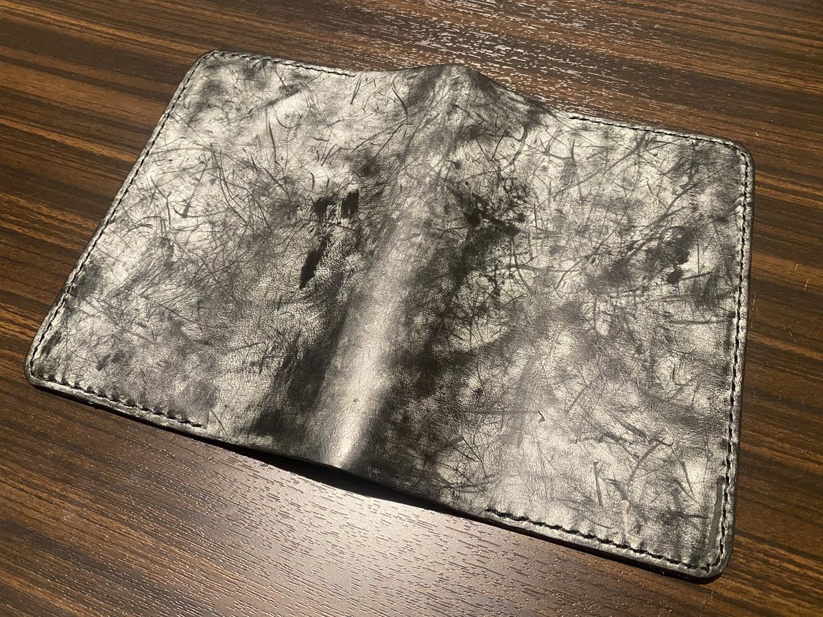 Leathernot64113's tweet photo. 塗ってはいけない革があります。

アラスカレザー。おろしたてにクリームを塗ると、白いロウが消えます。

私のブックカバーは5か月、手入れなし。週1回で通算20回ほど。それでも手が触れる場所と折り目が帯状に濃くなりました。ロウは落ちるのではなく革の中に入ります。

#アラスカレザー #革 https://t.co/ESxJG7nbLB