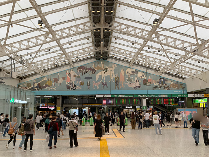 tabijumbi's tweet photo. JR上野駅の広小路口からグランドコンコースに入ると、正面に中央改札ゲートの場所を示すかのような壁画が描かれています。戦前、フランスに渡りアンリ・マティスに師事した洋画家猪熊弦一郎（1902年〜1993年）が1951年（昭和26年）に制作した《自由》です。
今年2026年1月に3回目の修復工事が終わり、お披露目されていました。