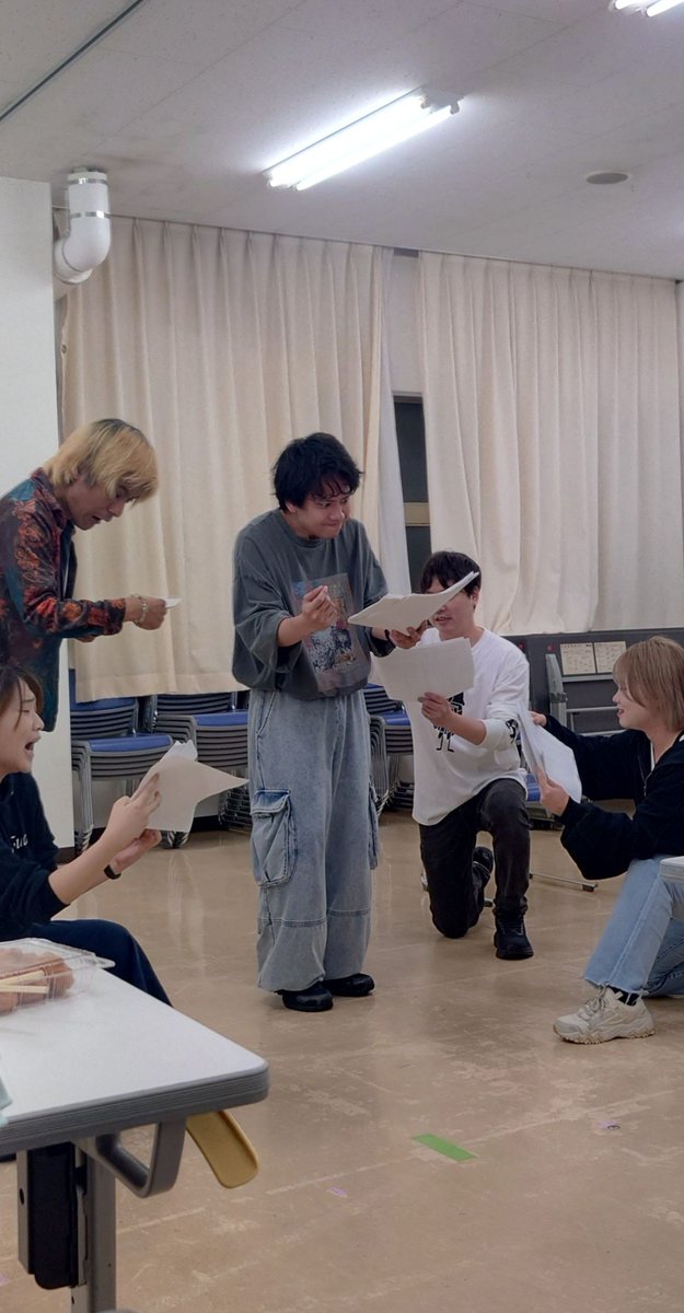 Sing_a_KoSuKe39's tweet photo. やあ(*´-ω・)ノ
集合写真にいないけど、昨日も全力で湊させていただきました！！

全ての人の想像の超えるために、いつだって全力です🔥

今回の写真！
①湊ブチ切れ？！！！
②代役だって全力！
③新ユニット結成(？)

🎟️チケット
来場、配信(アーカイブ2週間)
https://t.co/kWkU58zDSJ
#じかメロ https://t.co/x2JvKEeNMm