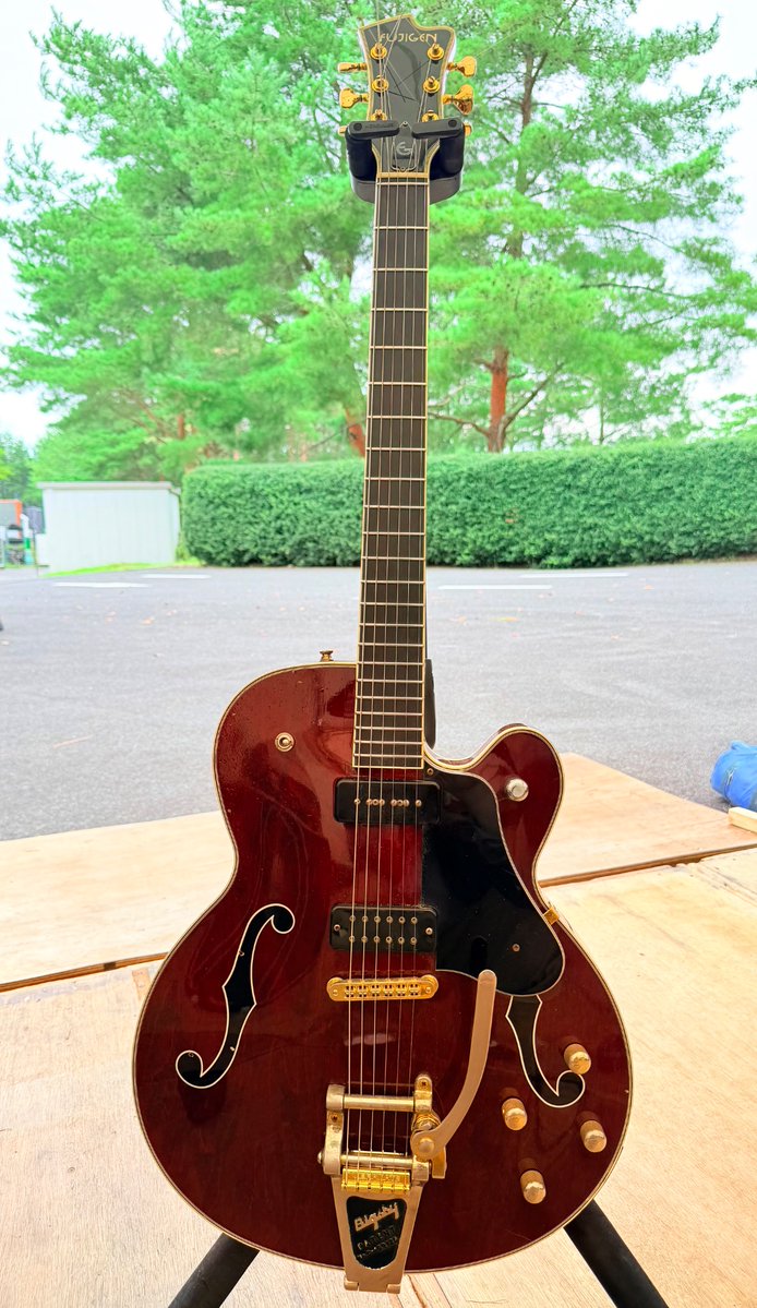 MASAYA_COKES's tweet photo. 僕は浅井健一さんの音楽に出会えて人生が変わりました。

THE CHERRY COKE$(以下チェリコ)のメンバーとして在籍26年ほどになりますが、浅井さんの音楽に触れていなかったらチェリコに出会えていませんでした。

中津川WILD WOOD 2026。
この日も僕のメインギターはコレ(写真)

フジゲン製のオーダーメイドギター、自分の憧れを詰め込んだ愛器。

浅井健一さんをお好きな方はすぐ分かると思いますが、このギターは浅井さんのメインギターのGRETSCH(グレッチ)テネシアンに似ています。

ド頭に「人生が変わった」と書きましたが、順を追って説明させてください。
(長文になりますのでご容赦ください)

僕が中高生の時は兄の影響で洋楽のハードロック/ヘヴィメタルを聞いていました。そして、最初のギターヒーローはオジー・オズボーンのギタリストのランディ・ローズでした。
それから色々なバンドのギタリストを掘り下げていくと、かなりの数のギタリストがブルースに影響を受けていることを知ります。

そしてブルースという音楽にたどり着いた僕は更に掘り下げてジャズという音楽を知ることになります。

これが自分に大ヒットしまして。

そこで、何を思ったか僕は
「もうロックギターもディストーションサウンドのギターもチョーキングも要らない！！！」
と本気で思い(クソ生意気)

「俺はジャズギタリストになる！！」
と本気で決意し、音楽の専門学校に入学します。
(ロックギターをロクに弾けなかったくせに、若さ故の恐ろしい勢い）

そんな知ったような顔をした小僧な僕を、その圧倒的な音楽で思いっきりぶん殴ってくれたのがBLANKEY JET CITY(以下ブランキー)の音楽。

「型にはまらず、こんなにもスリリングで、リスナー各人に情景をイメージさせる美しい音楽がこの日本に存在するのか！」と、物凄い衝撃を受けまして…ブランキーの音楽に夢中になりました。

それからというもの、ギターフレーズをコピーし、和音を四苦八苦しながら模索し、歌詞を覚え、中村達也さんのドラムや照井利幸さんのベースのフレーズも口で歌うことができるくらい覚えてのめり込みました。

そうしていくうちにブランキーの音楽からロカビリー、サイコビリーという音楽の存在を知り、ハマっていくことになります。

そんな日常の中で欲しくなるギターはGRETSCHのギター。

浅井さんの使用しているテネシアンが欲しかったのですが、学生当時の自分にはとても手の出せる金額ではなく…。

学校を卒業して働き始めた時だったかな？GRETSCHの6120というモデルを買った。
(ブライアン・セッツァーなどが使用しているオレンジ色のギター、と言えばピンと来る！？)

リーゼントで当時乗っていた古い外車にGRETSCHを載せ、ロックンロールの匂いこそが自分を興奮させてくれるようになっていました。(ジャズどこ行った)

サイコビリーバンド、サイコビリーの影響を受けたロックバンドをやろうと思った僕はスタジオにメンバー募集を貼ったり、メンバー募集が載っている雑誌を買い漁り、気になる募集には片っ端から連絡をして沢山の人とお会いしました。

その中には「ミッシェルガンエレファント、ブランキー好きなギター募集」というバンドにも連絡しスタジオで合わせたこともあります。

そうこうしているうちにRustic(ラスティック)というジャンルの音楽に出会います。Rusticを掘り下げていくとどうやらワールドミュージックが肝だということを知ります。

行き場の無い悶々としたエネルギーを抱えつつも「全力を注げるのはココじゃない…」といくつものバンドに出会っては加入には至りませんでした。間違いなく1年以上はそんな状態が続いていました。

専門学校で知り合った仲の良い友達たちはオリジナル曲のバンドで下北沢とかでライブをしていて、本当に羨ましかった。あまりにも眩しかった。時間だけが過ぎて何も形に出来ていない自分が悔しかった。

「自分の全てをぶつけて夢中になれるバンドをやりたい」

ただその一心でした。しかし、あまりにも上手くいかなかった為、「自分にはそういった縁が無いのかもしれない…」と半ば諦めの境地に。

「次で最後にしよう」
そう思いながらDOLL誌で見つけたメンバー募集に連絡をします。

それがTHE CHERRY COKE$でした。

恐らくそれが2000年頃の話です。
そう考えると僕は当時21歳。
(あれ？？そう考えると3年くらいバンド探ししてたのか…？よく頑張りましたね…)

という感じで、浅井さんの音楽に出会っていなければ上記の流れは起こりえないので、僕がこのポストをすることも出来なかったと思います。

中津川ワイルドウッド2026の出演が発表された時、浅井さんも出演されることを知って興奮しました。

（15年以上前、1度だけ僕らと浅井さんはイベントで共演させていただいたことがあるのですが、聖域に触れようとしてはいけないような気がして ＆ 勇気が出ず、ご挨拶出来なかった過去があります）

ワイルドウッド前日の夜は色々考えすぎて1時間くらいしか眠れませんでした。

いざ当日。

自分の出番を終え、急いで機材の片付けと着替えをして、浅井さんのライブを拝見しました。

僕がシビれて来たあの歌声、歌詞、ギターサウンド、世界観が次々と繰り出される様は圧巻でした。

ご挨拶に伺えるタイミングがあるかどうかは完全に未知数でしたが、浅井さんのライブも終盤になるにつれ、(勝手に)僕は1人ソワソワしてきました。

浅井さんのライブが終わった直後。ステージ裏の前室(本番前などに待機する楽屋)のそばで何とかチャンスは無いものか…と思い、(勝手にpart2)お待ちさせていただきました。(その時の緊張感は近年稀に見るレベルでした)

次の瞬間、汗を拭きながら浅井さんが前室から出られたのですが、とても急いでいる感じでしたので僕は「お疲れ様でした！！」とただ一言声を発し礼をしました。

そのまま車に乗りこみ移動されたのを(勝手にpart3)見届けて喫煙所で心を落ち着かせようとしました。

後で知りましたがラジオの公開録音があったみたいでめちゃくちゃタイトなスケジュールだったんですね…。

超ドキドキモードから一息ついた僕はお昼ご飯を食べようと思い。ご飯コーナーにもどりまして。あ、ケータリングって言った方がカッコよさそう(笑)

メンバーのいるテーブル席に腰を下ろした瞬間、自分のポッケの膨らみがズボンを圧迫していることに気づき。

「あ…そうだ…もしも…ご挨拶出来たなら自分たちの音源をお渡ししたい！と思ってCDをポッケに入れていたんだった…」

寂しそうにしているポッケの膨らみを眺めながらメンバーに「ご挨拶出来た！？」と聞かれた僕は「急いでらしたので咄嗟にお疲れ様でした！を緊張しながらお伝えしたよ〜！」なんて話をしました。

またいつかこんなチャンスが来たらいいな…
いや、こんな時がまた訪れるようにこれからもバンド活動を頑張るしかないぜ！

そんなことを思いながら30分くらいご飯を食べていたら

「あれ！？浅井さん今戻ってこられたよ！？見た！？」

とメンバーに聞かれ、

「え！？ホント！？見てなかった！」

帰られたわけではなかったんだ！！
膨らんだポッケのCDに手をやりながら急にまたドキドキしてきた僕。

その後のことは急展開で頭が真っ白だったこともあり、今でも本当にそんなことが実現したのか理解が追いつかない部分もあります。

色々な先輩達のお力をお借りし…

【僕は遂に浅井健一さんに直接ご挨拶をさせていただきました！】

緊張して声も上ずっていたと思いますし、泣きそうになりながらお話させていただきました。
緊張しすぎて今目の前で起きていることが現実のことなのかさえ分からなくなりました。

ただ1つ言えるのは、時が経ち我に返った時には膨らんでいたズボンのポッケが軽くなっていました…。

お力を貸してくださった先輩達にこの場をお借りして改めて感謝いたします。

ありがとうございました！

「言葉にしないと伝わらないこともある」

僕は「男は多くは語らない方がいいもんだ」と思っているフシがあります。でも、「好き」は多く言葉にした方がいいんだな、と改めて思いました。

なんの事かと言うと

ヤキフェスという僕らの大好きなフェスの出番前に、中津川ワイルドウッド2026の運営スタッフさんによる動画のコメント録りをしたんです。

その時に予め質問がいくつかありまして。
中津川ワイルドウッド2026で楽しみにしているアーティストさんはいますか？みたいな質問があったんです。

その時に僕は「あの質問だけは僕に答えさせてもらってもいいですか？」と珍しく立候補し、メンバーにお願いをしました。

そこで僕は浅井健一さんと聖飢魔IIさんのお話をさせていただいたんです。

中津川ワイルドウッド2026の僕らのライブ終わりに主催者の松葉さんがバックステージに来てくださり、

松葉さん「ベンジーさんにはお会いできましたか？」

僕「いえ…まだお会いできておりません…！」

松葉さん「そうですか…ケータリングなどでタイミングがあれば是非ご紹介させていただけたらと思います！｣(←ニュアンスが違っていたら申し訳ございません)

という風に言っていただけまして…気にかけてくださり本当にありがとうございました！

「言葉にすることの大切さ」

を改めて痛感しました。臆病にならず「好き」を言葉にしたからこそ、気にかけていただけたと思うので…。

改めまして、中津川ワイルドウッド2026！
ありがとうございました！！！
アイリッシュパンクの風をこのフェスに少しでも吹かすことが出来ていたら嬉しいです。

運営さん、スタッフの皆さんも気さくで本当に楽しかった！ありがとうございました！
また出演出来るようこれからも精進いたします！

あの最高な瞬間を胸に、僕はこれからも想いの詰まったこのギターをかき鳴らしていきます！！

追伸

浅井さんは1度共演していたことを覚えていてくださいました…昇天しそうです…

#中津川ワイルドウッド #中津川ウッド