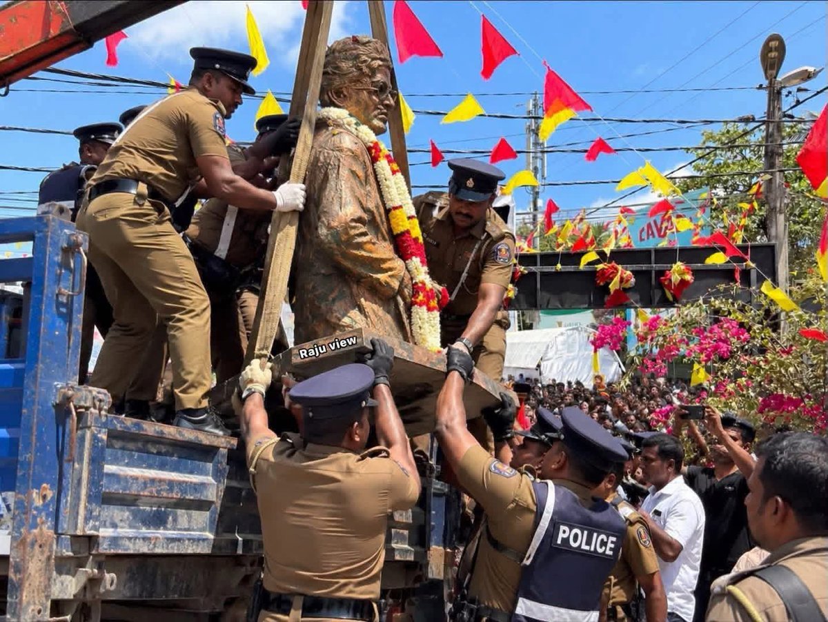 nanthan_ananth's tweet photo. இனவாதத்தின் உச்சம்!

நல்லூரில் வைக்கப்பட்ட தியாக தீபத்தின் சிலை பொலிசாரால் பலவந்தமாக அகற்றப்பட்டுள்ளது. https://t.co/g4luLWRFYZ