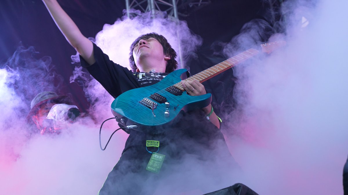 sera1250's tweet photo. #暴カワ DAY.1 ありがとうございました！

ギターソロ終了とともに煙に消えていくセラです https://t.co/g4y201ycLR