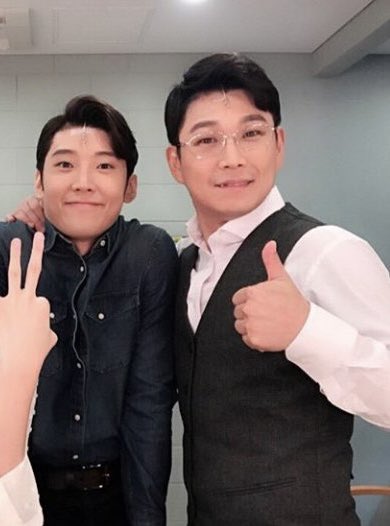 muzzzzzical's tweet photo. 부힛부힛☺️ 강쥐 쥬그미와 주인 민제프
ㄴ이 둘이 한 여자의 사랑을 얻기 위해 애걸복걸한다고요? 그것이 바로 엘리Zㅏ벳 https://t.co/6wTuiDXOm8