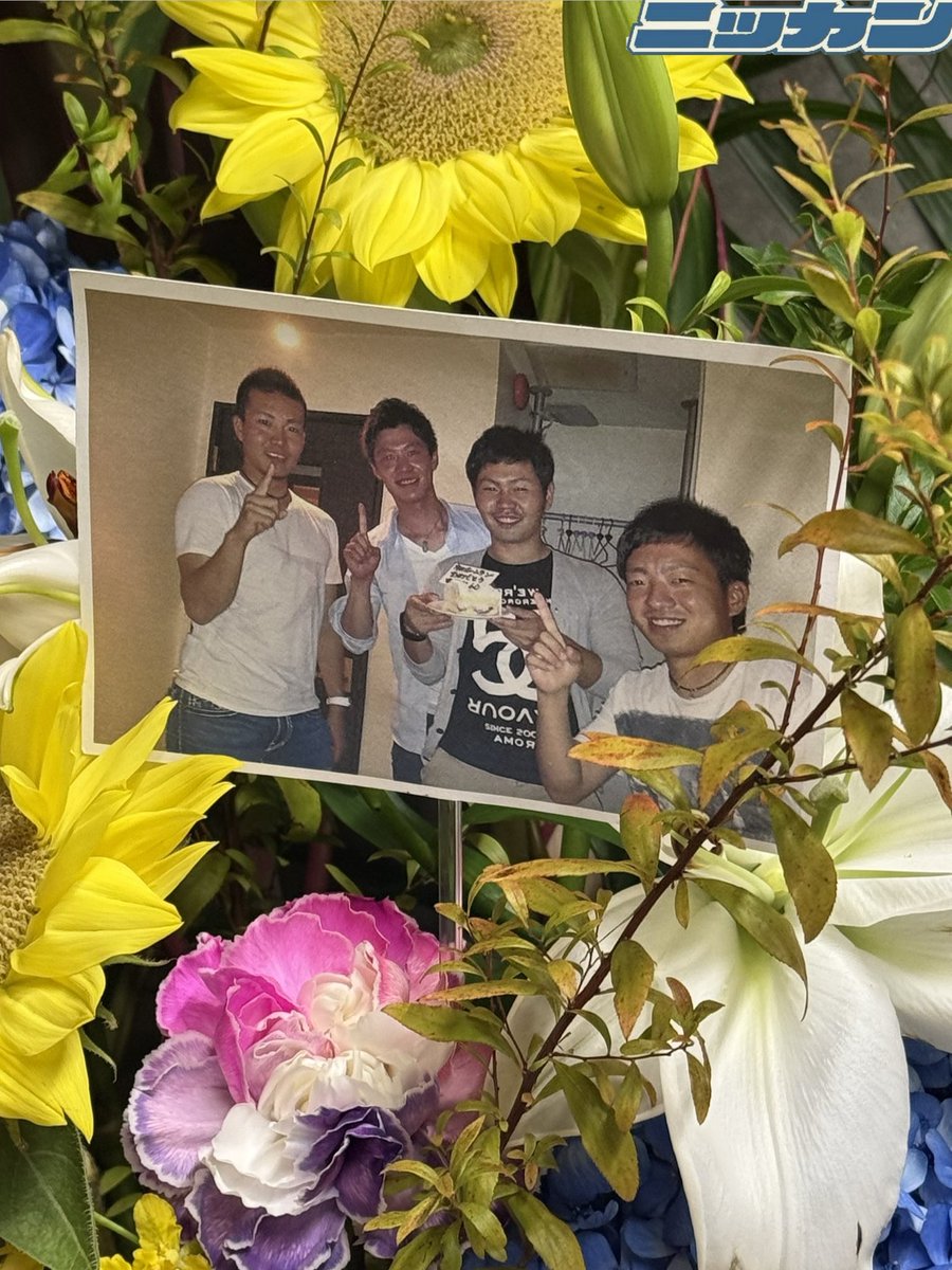 nikkan_hawks's tweet photo. 千賀投手からは中村晃選手のプロ初ホームランをお祝いした時の写真付きの花が届いています
#ソフトバンクホークス https://t.co/NzQuKcZWin