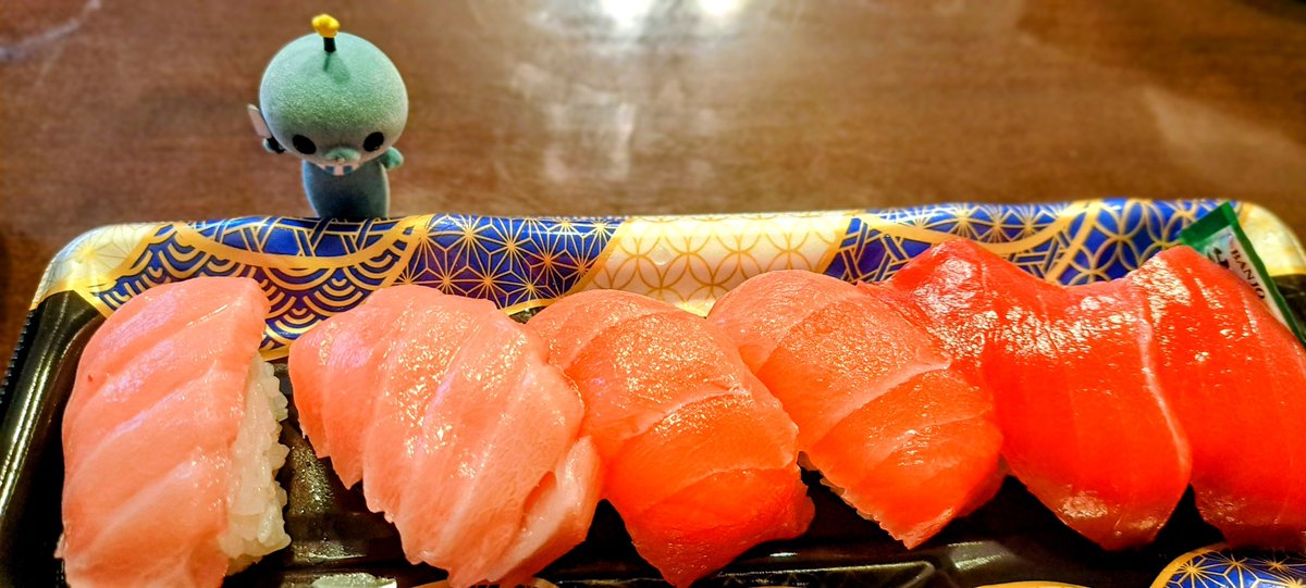 Em0Pgd's tweet photo. マグロの解体ショーやってた🐟🔪
おろしたてのマグロ買えてめちゃウマ( ´⤙`⸝⸝ ) https://t.co/cn3OzSaSjs
