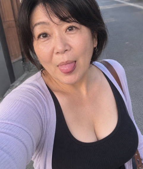 eehsf61695629's tweet photo. 52歲、熟女。 
可愛く撮れたつもり😊 https://t.co/g4PBSTuDqe