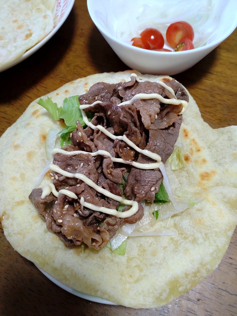 hrsn36's tweet photo. お昼はトルティーヤ〜
トルティーヤは小麦粉(薄・強)と水ト塩とオリーブオイルがあれば簡単にできるよ🤗
本日の具は焼肉のタレで炒めた牛肉、サラダチキン(withオリジナル適当ソース)、レタス、ミニトマト、玉ねぎ https://t.co/RBPewuHt9W