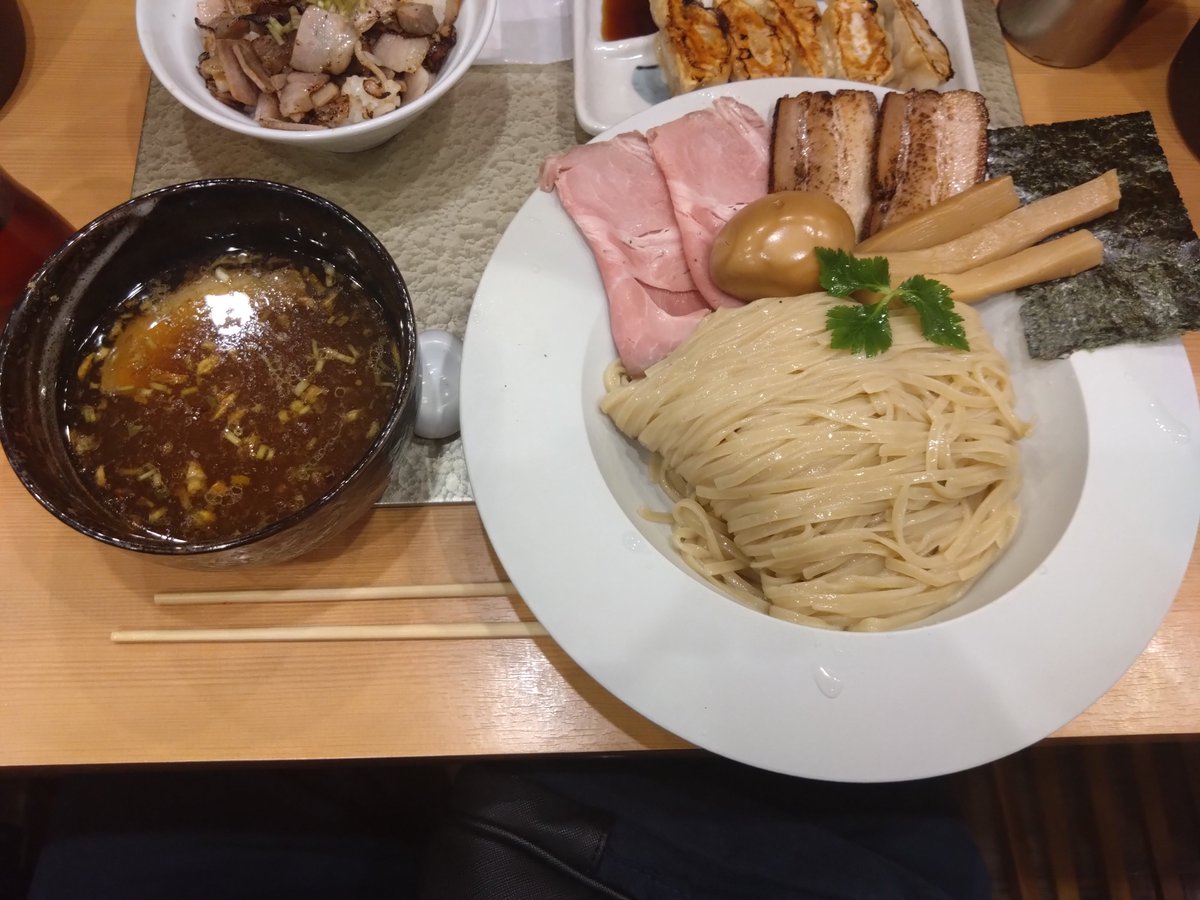 sosyu_3colors's tweet photo. ソーシュー・ランチ＠大阪
本日はご紹介いただいた「なにわ麺次郎」さんにて「特製黄金貝つけめん！」
あっさりながらも貝特有の旨味感じられるスープが美味い！麺や具材にもこだわりが感じられる逸品でした✨
追加で頼んだチャーシュー丼に餃子も美味しくて最高でした🥰
#ソーシュージャーニー https://t.co/3NMs3UfPkd