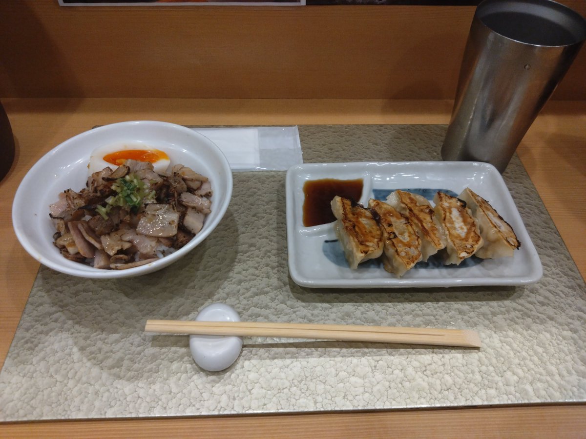 sosyu_3colors's tweet photo. ソーシュー・ランチ＠大阪
本日はご紹介いただいた「なにわ麺次郎」さんにて「特製黄金貝つけめん！」
あっさりながらも貝特有の旨味感じられるスープが美味い！麺や具材にもこだわりが感じられる逸品でした✨
追加で頼んだチャーシュー丼に餃子も美味しくて最高でした🥰
#ソーシュージャーニー https://t.co/3NMs3UfPkd