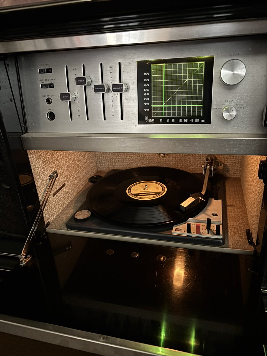 myroots49's tweet photo. 久しぶりに、家具調真空管ステレオで、レコードを聴いてます。
本当久しぶりに稼働させてますが、良い音を鳴らしてますね😍
33回転は問題ありませんが、45回転が少し回転速度が速いので不調ではありますが😅
このステレオでは、LPが聴ければいいので、良しとします。 https://t.co/6rdJtJmC2a