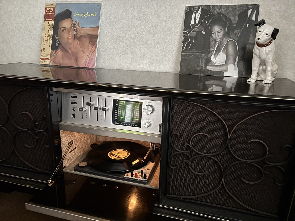myroots49's tweet photo. 久しぶりに、家具調真空管ステレオで、レコードを聴いてます。
本当久しぶりに稼働させてますが、良い音を鳴らしてますね😍
33回転は問題ありませんが、45回転が少し回転速度が速いので不調ではありますが😅
このステレオでは、LPが聴ければいいので、良しとします。 https://t.co/6rdJtJmC2a
