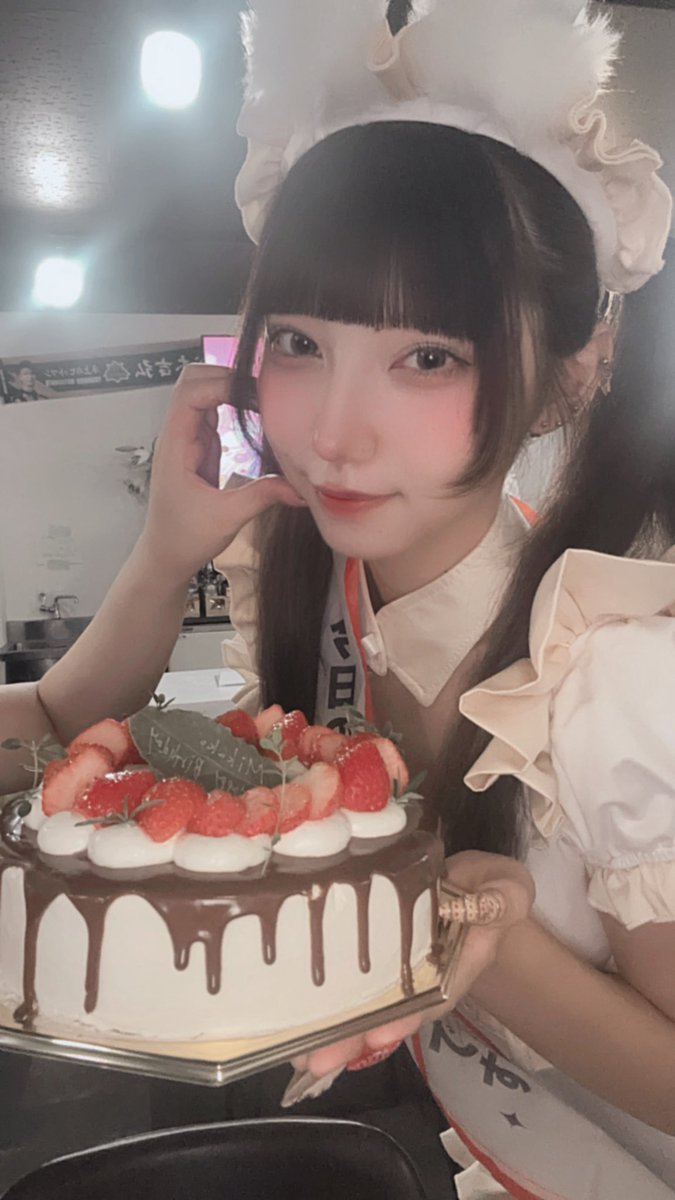 m_c_c_gg's tweet photo. みかこ、お疲れ様会始まりました！みんな久しぶりにちりめんの制服着てくれていて嬉しい！本当になんか心を込めたご飯とかも存在してるので来て欲しいです！

最後にみんなに感謝を伝えさせてください！
 #cherrymaid #ちぇりめい https://t.co/m2psulXwlT