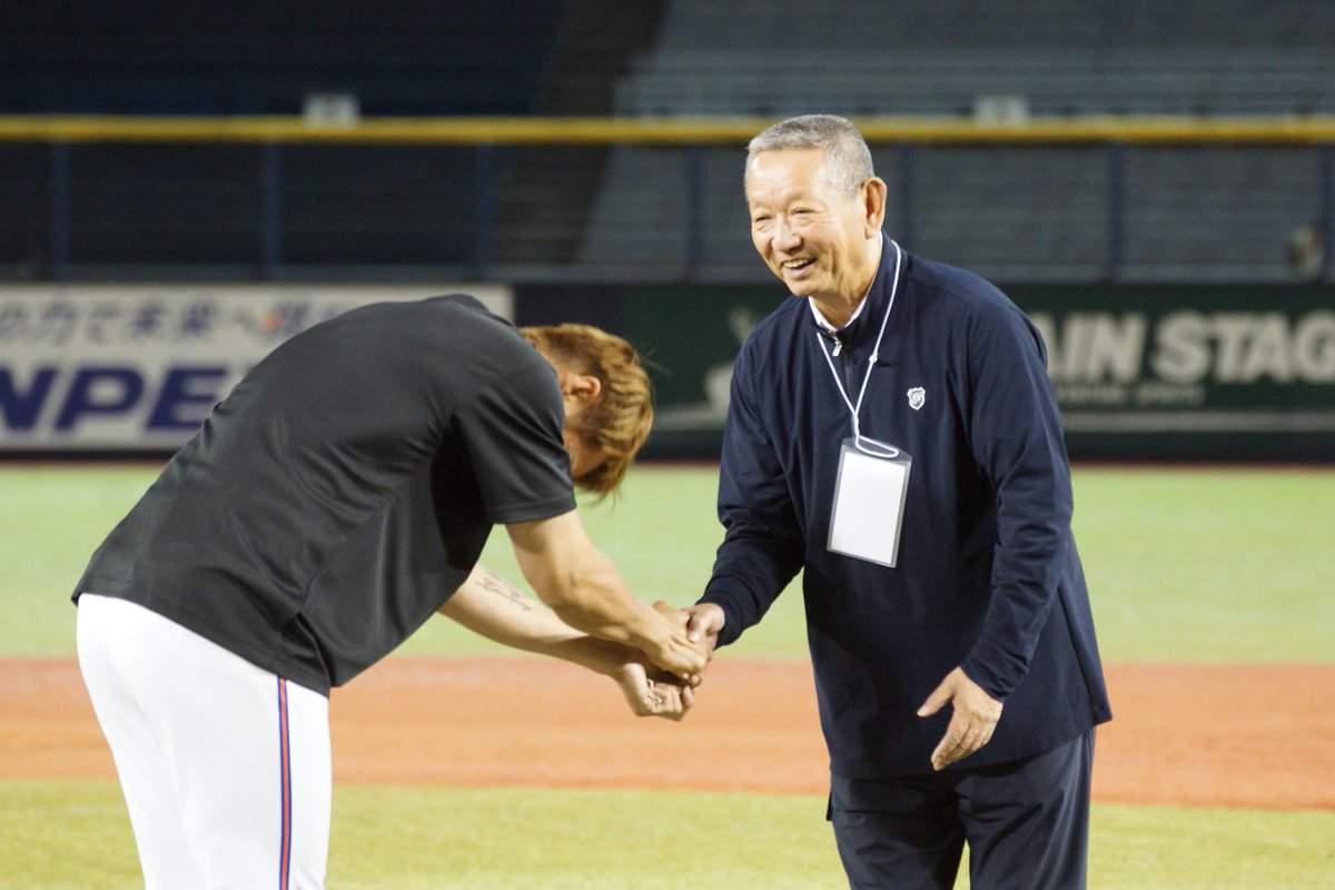 niigatayakyu's tweet photo. 陽岱鋼選手の試合後取材「最高の一日だった。（サプライズゲストは糸井嘉男さんと松井稼頭央さん）誰が来るかわからなくて本当にサプライズした。（試合は）自分ができる限りの力を出し切ろうと臨んだ。（６回に自身の後逸で逆転され）何とか取り返そうという気持ちだったが、皆が繋いでくれたチャンスでラッキーな安打で追い付いてよかった。（福岡第一高時代の恩師・平松正宏監督が来場し）24年前の高校生の時から最後の試合まで見ていただき感謝している。監督とリュック一つで福岡にやって来て、指導を受けたり怒られたり…いろいろな思い出が詰まっていて涙が出た。（今後は）まだわからないが自分ができる恩返しを全力で���っていきたい。（新潟に来て）皆さんが温かく、家族にもよくしていただき感謝している。（21年間で得た大きなものは？）仲間。良い時も悪い時も一緒にいてくれて、力を合わせる仲間がいたこと。仲間の大切さを感じた」