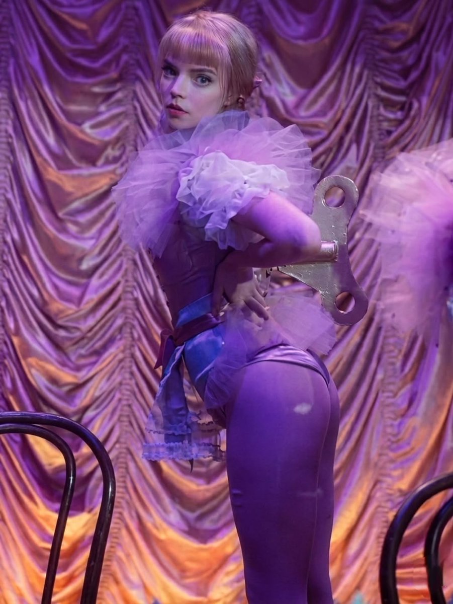 ThinkerAnya_'s tweet photo. She is so damn hot ugh her ass is insane  😩 https://t.co/Wzca3HvH5o