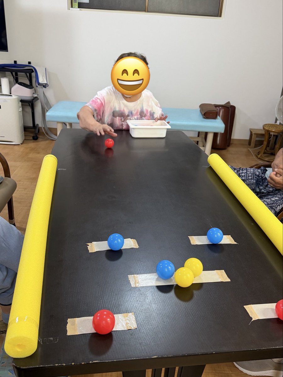 hrnkwi's tweet photo. 【色合わせゲーム】

同じ色2点
違う色1点というルールに🔴🟡

「同じ色やから2点
あれ、見本のボールやから
これは数えたらあ���んな」

「何点か分からんくなるやん笑」

ちょっとしたルールの工夫で、
考える量がぐっと増えました🤗 https://t.co/J9zuYlqKDF