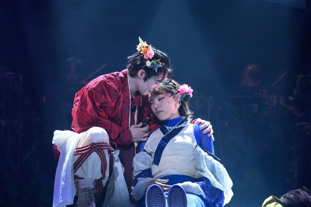 stage_natalie's tweet photo. 松崎史也が“自由に仲間達と作った”「Romeo and Juliet OC」幕開け（舞台写真 / コメントあり）
https://t.co/shYEyTtTSr

#ロミジュリOC https://t.co/isj6R1KOsU