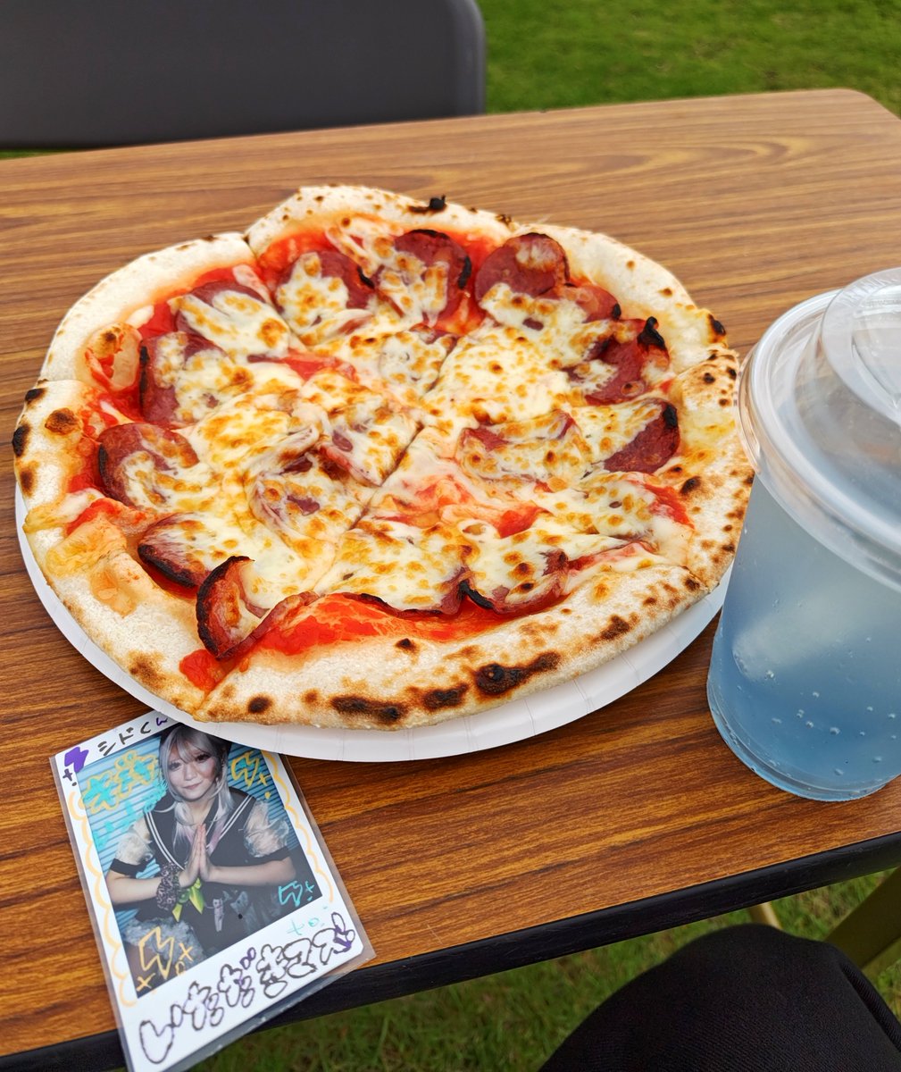 No66604718651's tweet photo. 八千代音楽フェス?にてキッチンカーのピザ🍕頂きます🙏🏻
#いただきます選抜
#YACHION https://t.co/8xDAhiHtig