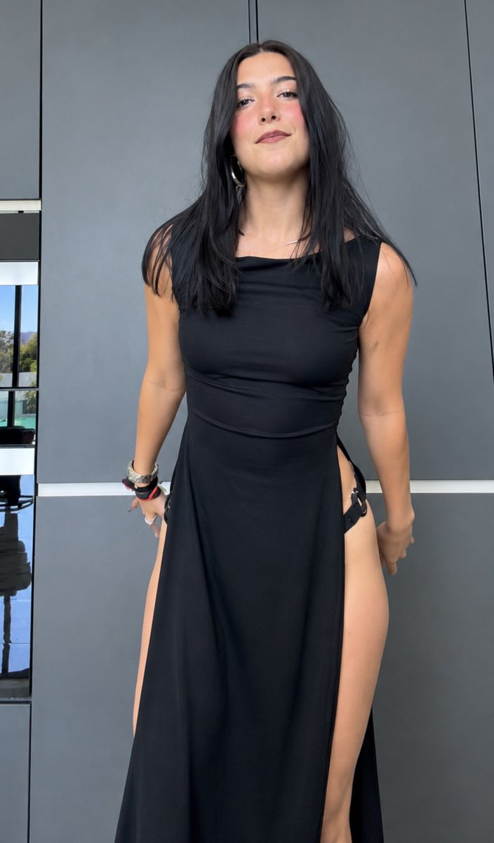 Lifeisgood28341's tweet photo. We are living in the new era of Charli D'Amelio, her thickness looks so attractive, right......? https://t.co/L8QSIP00uh